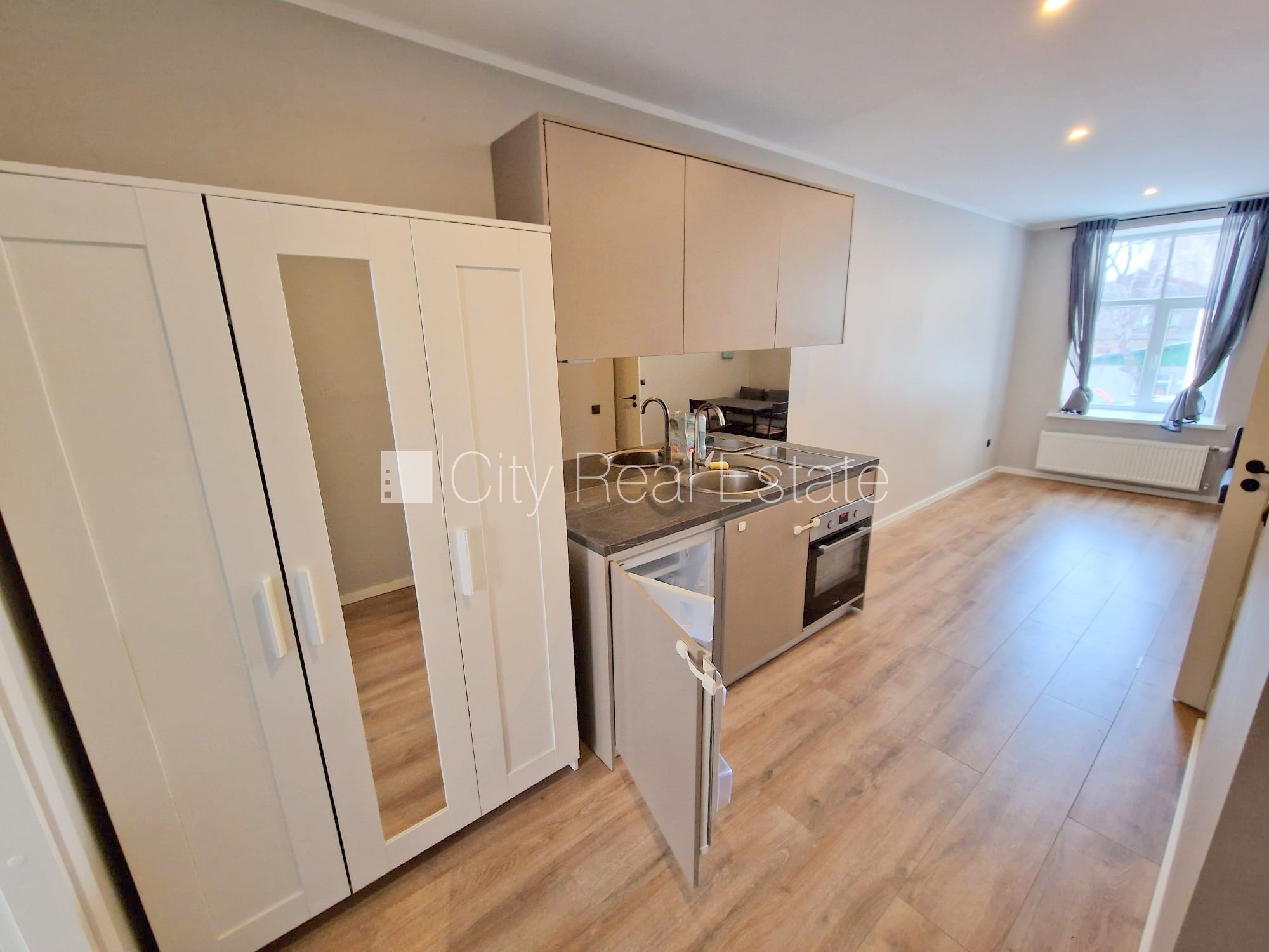 Sludinājumi. Pagalma ēka, renovēta māja, slēgts pagalms, ieeja no ielas un pagalma, kāpņu telpa pēc kapitālā Cena: 400 EUR/mēn Foto #8