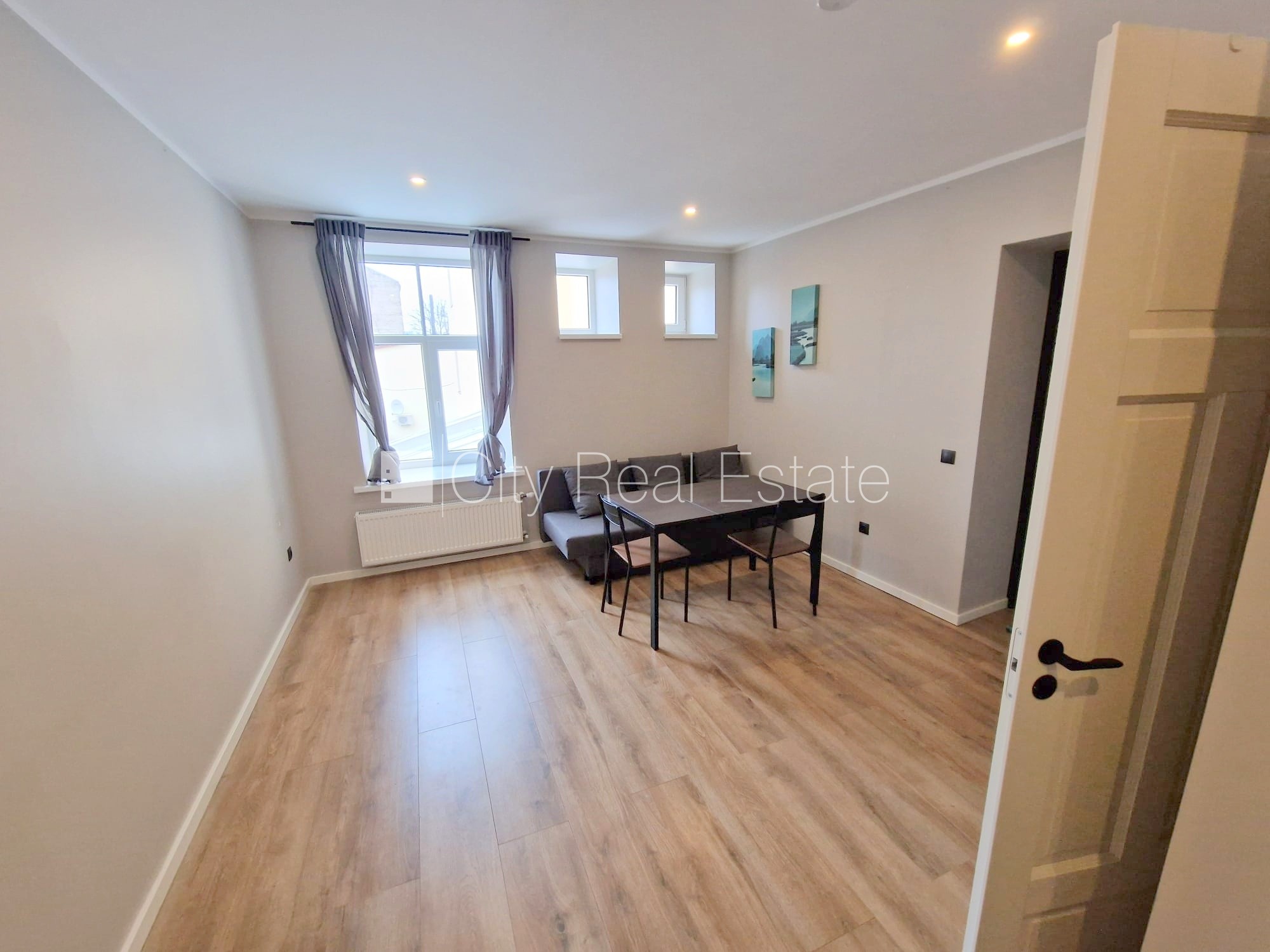 Sludinājumi. Pagalma ēka, renovēta māja, slēgts pagalms, ieeja no ielas un pagalma, kāpņu telpa pēc kapitālā Cena: 400 EUR/mēn Foto #5