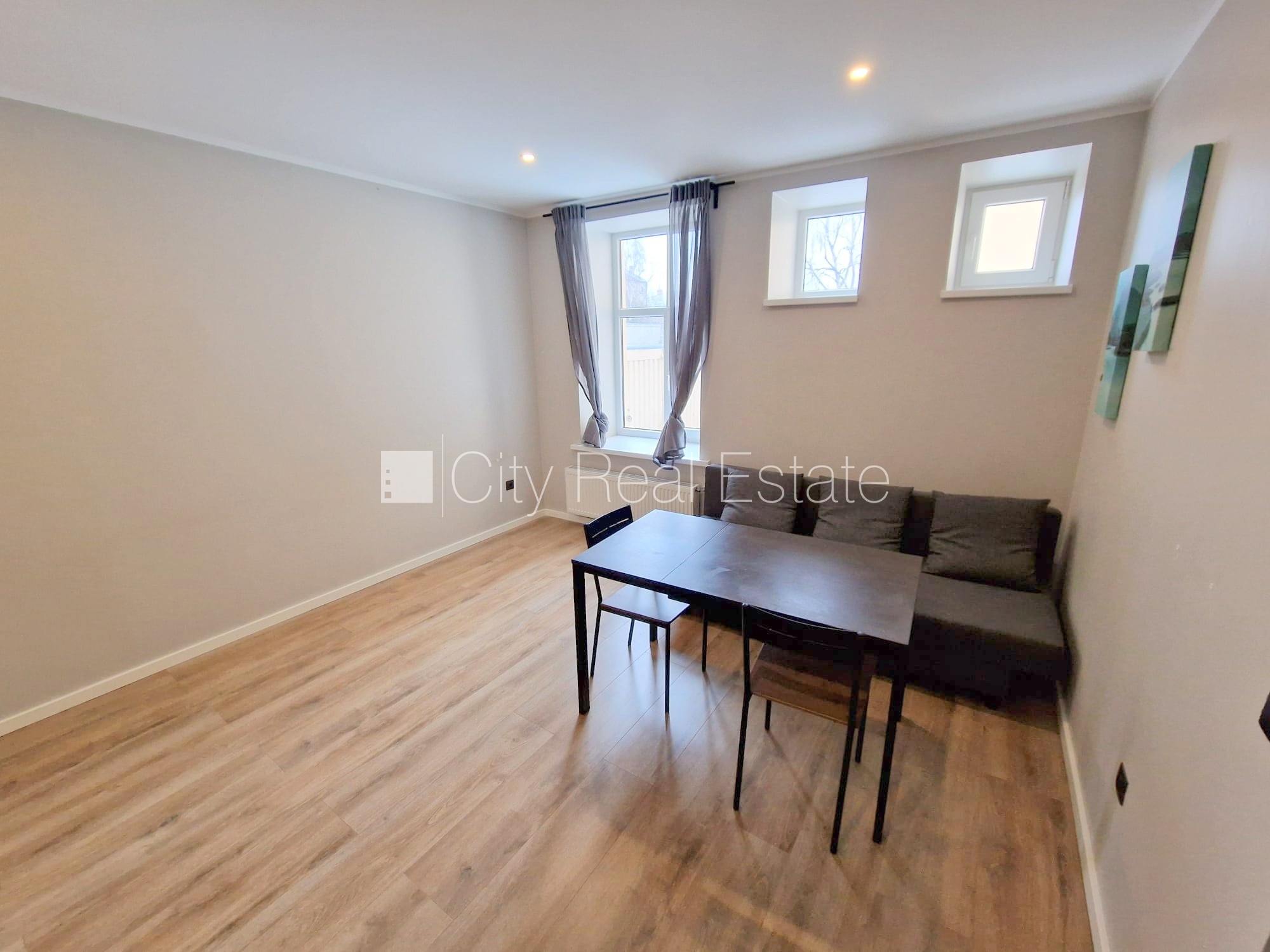 Sludinājumi. Pagalma ēka, renovēta māja, slēgts pagalms, ieeja no ielas un pagalma, kāpņu telpa pēc kapitālā Cena: 400 EUR/mēn Foto #4