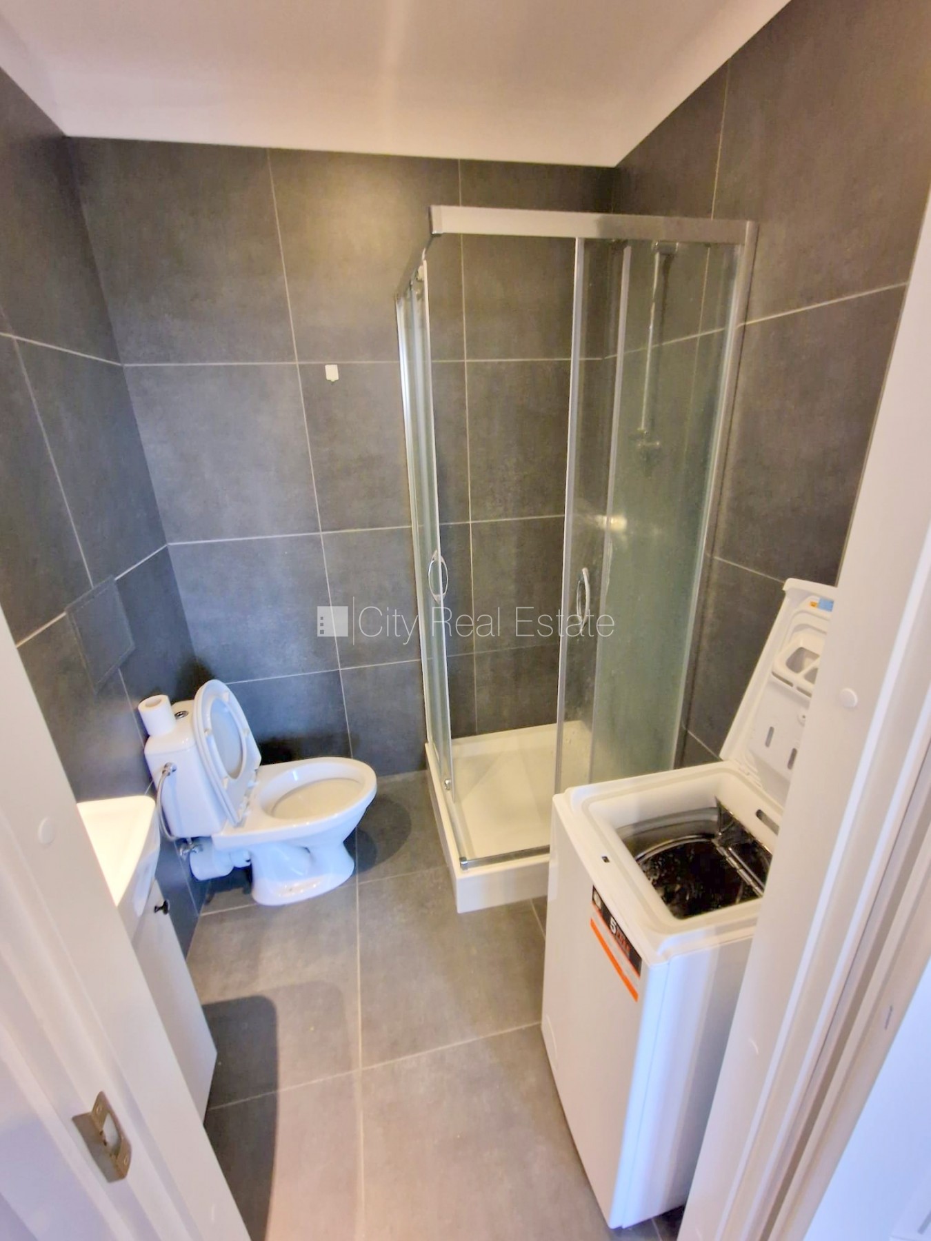 Sludinājumi. Pagalma ēka, renovēta māja, slēgts pagalms, ieeja no ielas un pagalma, kāpņu telpa pēc kapitālā Cena: 400 EUR/mēn Foto #13