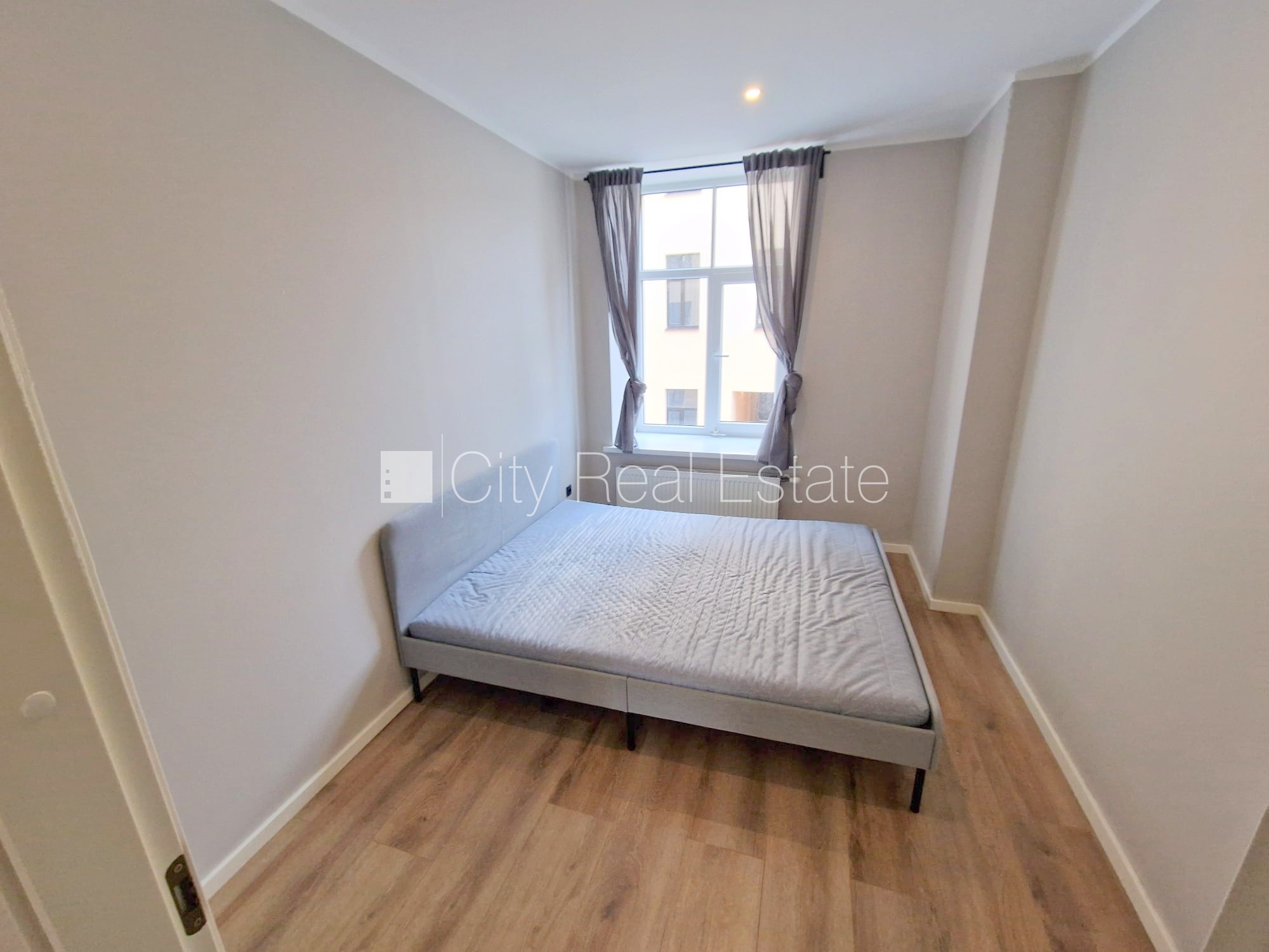 Sludinājumi. Pagalma ēka, renovēta māja, slēgts pagalms, ieeja no ielas un pagalma, kāpņu telpa pēc kapitālā Cena: 400 EUR/mēn Foto #10