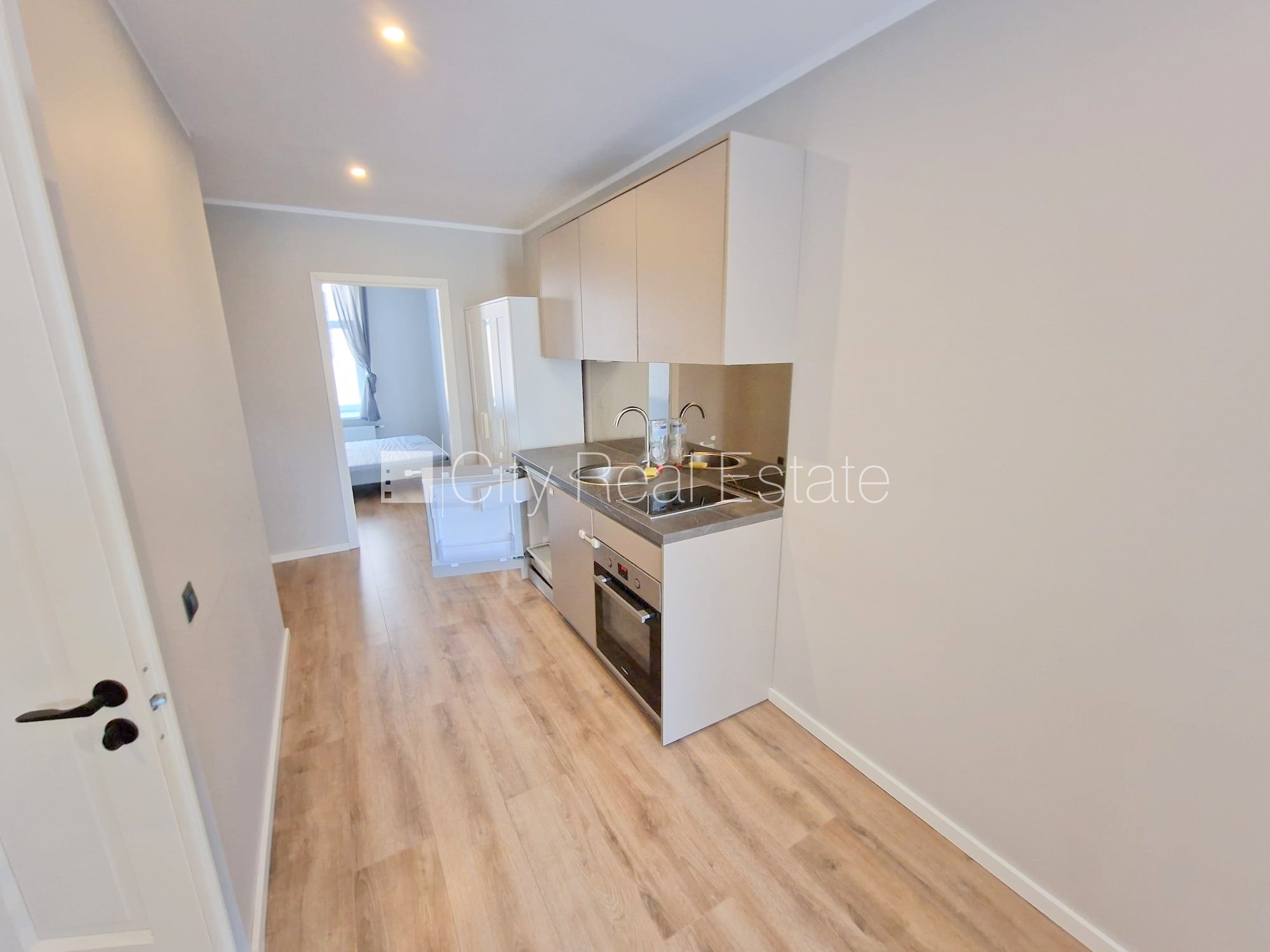 Sludinājumi. Pagalma ēka, renovēta māja, slēgts pagalms, ieeja no ielas un pagalma, kāpņu telpa pēc kapitālā Cena: 400 EUR/mēn Foto #7