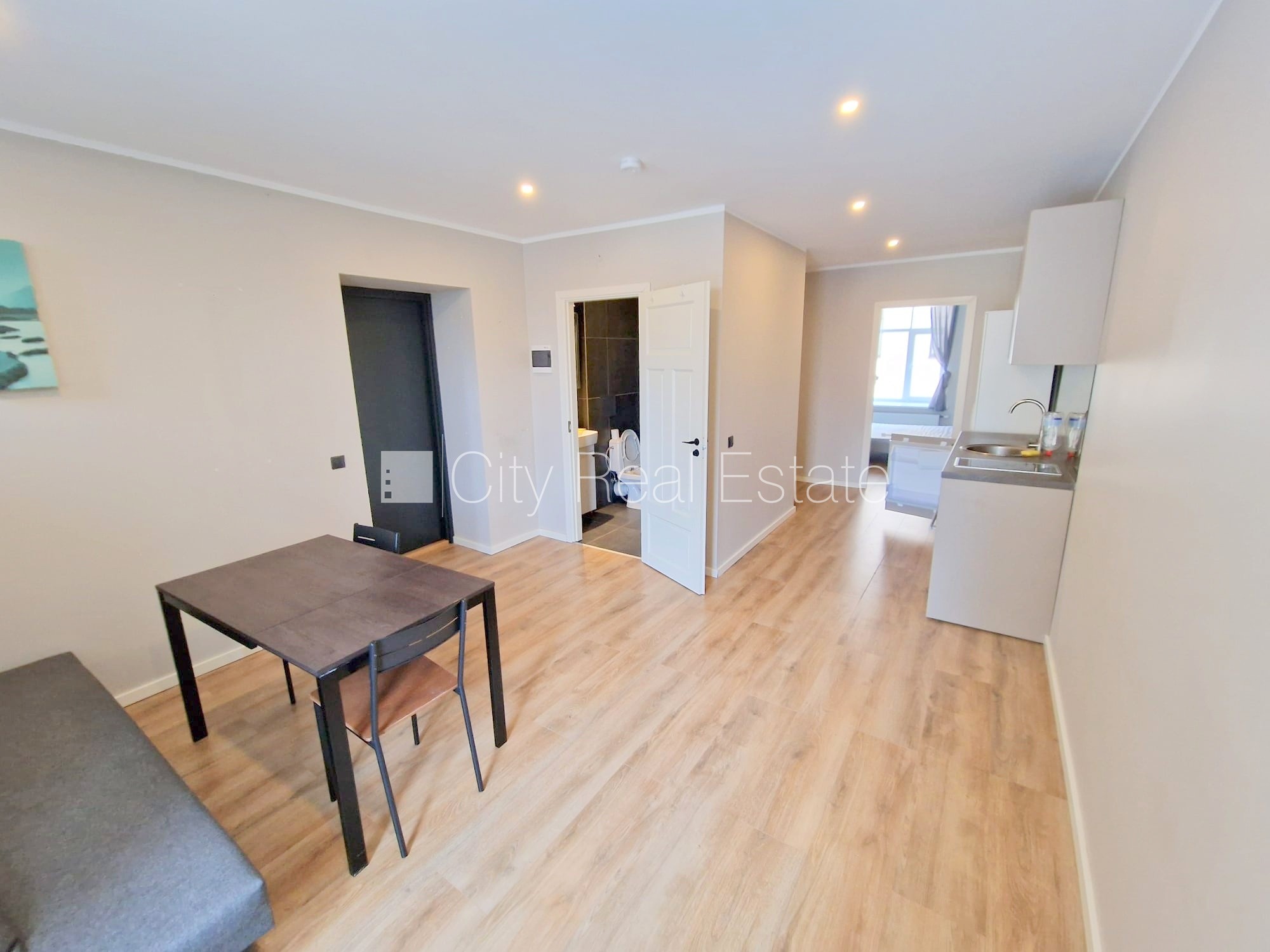 Sludinājumi. Pagalma ēka, renovēta māja, slēgts pagalms, ieeja no ielas un pagalma, kāpņu telpa pēc kapitālā Cena: 400 EUR/mēn Foto #1