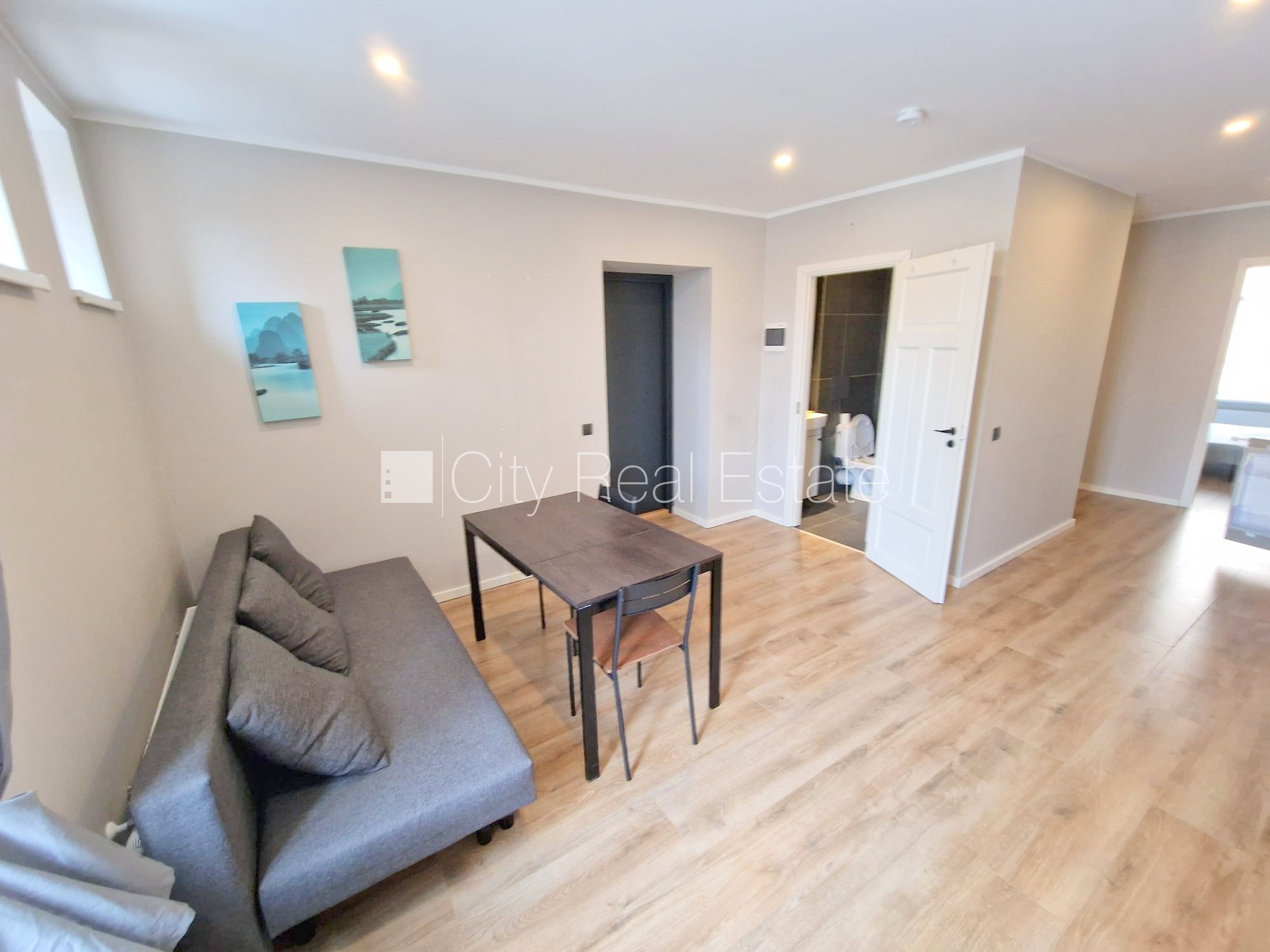 Sludinājumi. Pagalma ēka, renovēta māja, slēgts pagalms, ieeja no ielas un pagalma, kāpņu telpa pēc kapitālā Cena: 400 EUR/mēn Foto #2