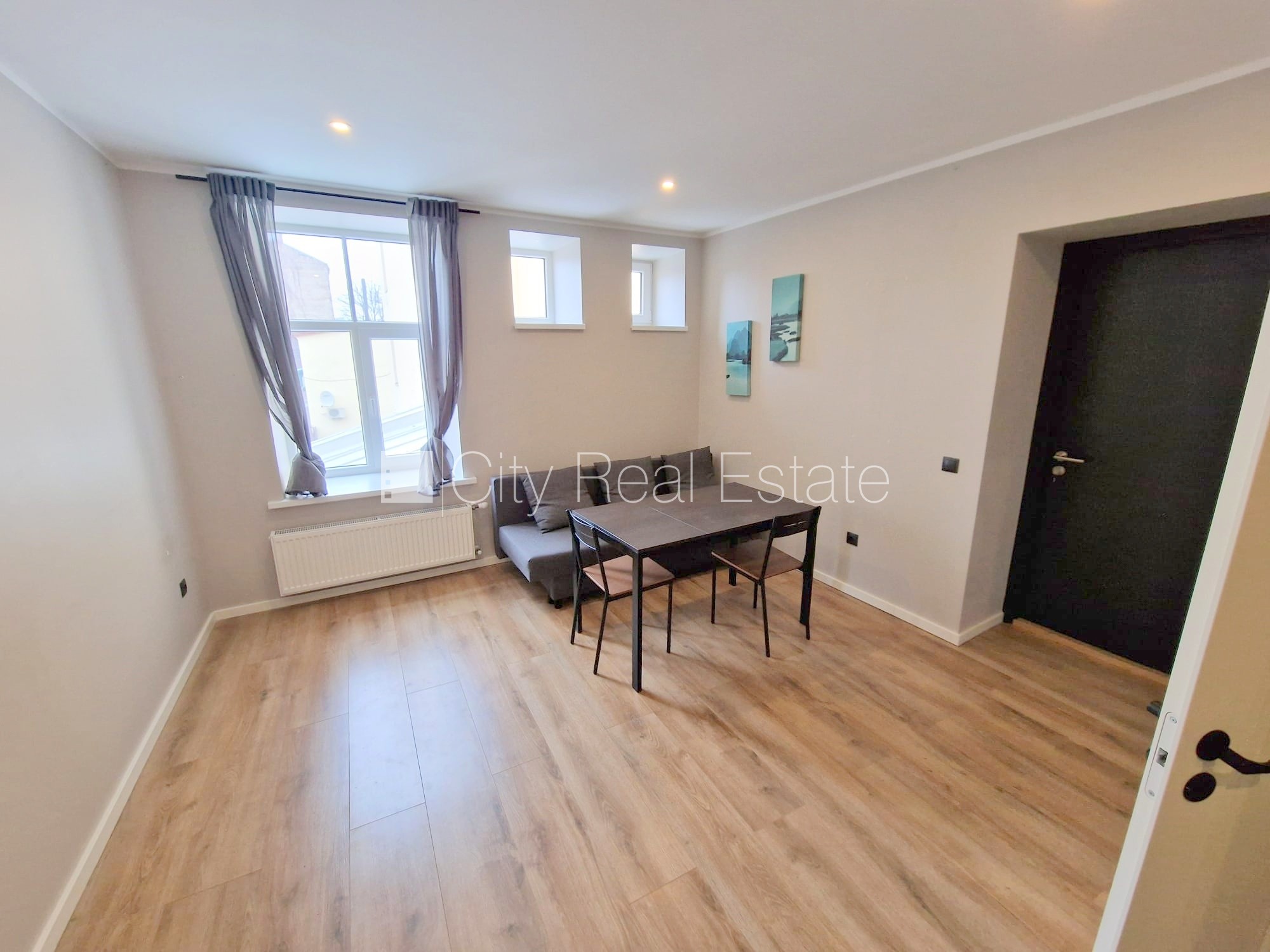 Sludinājumi. Pagalma ēka, renovēta māja, slēgts pagalms, ieeja no ielas un pagalma, kāpņu telpa pēc kapitālā Cena: 400 EUR/mēn Foto #6