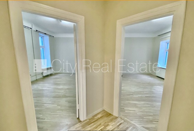 Sludinājumi. Pagalma ēka, ieeja no pagalma, ir lifts, sauna, guļamistabu skaits 3 gab., viesistaba, sporta zāle, Cena: 1150 EUR/mēn Foto #2