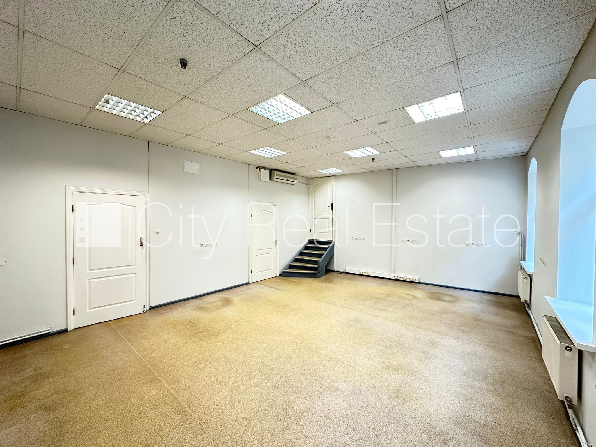 Sludinājumi. Pagalma ēka, labiekārtota apzaļumota teritorija, slēgts pagalms, teritorijas iebrauktuves vārti Cena: 500 EUR/mēn Foto #1