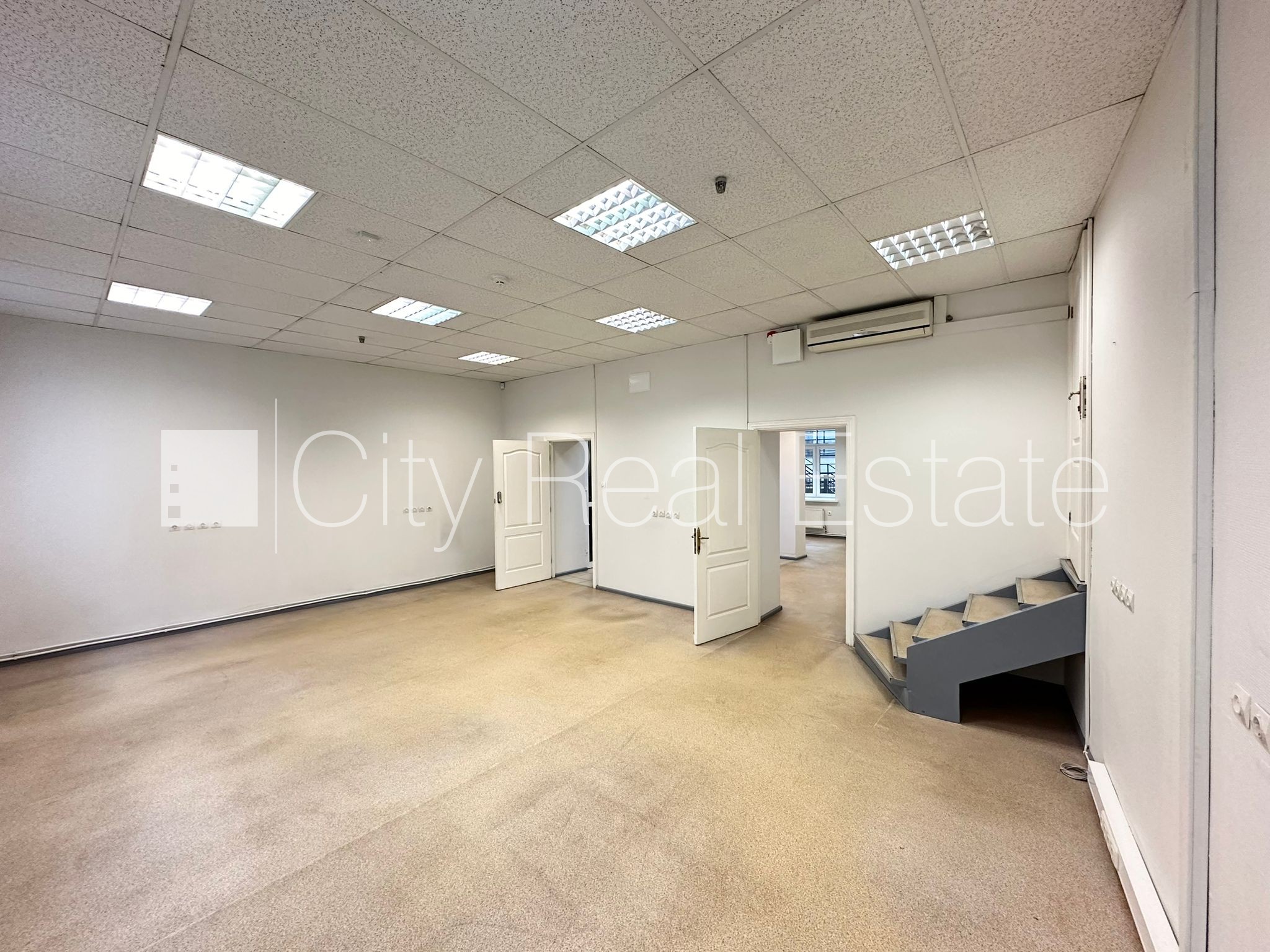 Sludinājumi. Pagalma ēka, labiekārtota apzaļumota teritorija, slēgts pagalms, teritorijas iebrauktuves vārti Cena: 500 EUR/mēn Foto #3