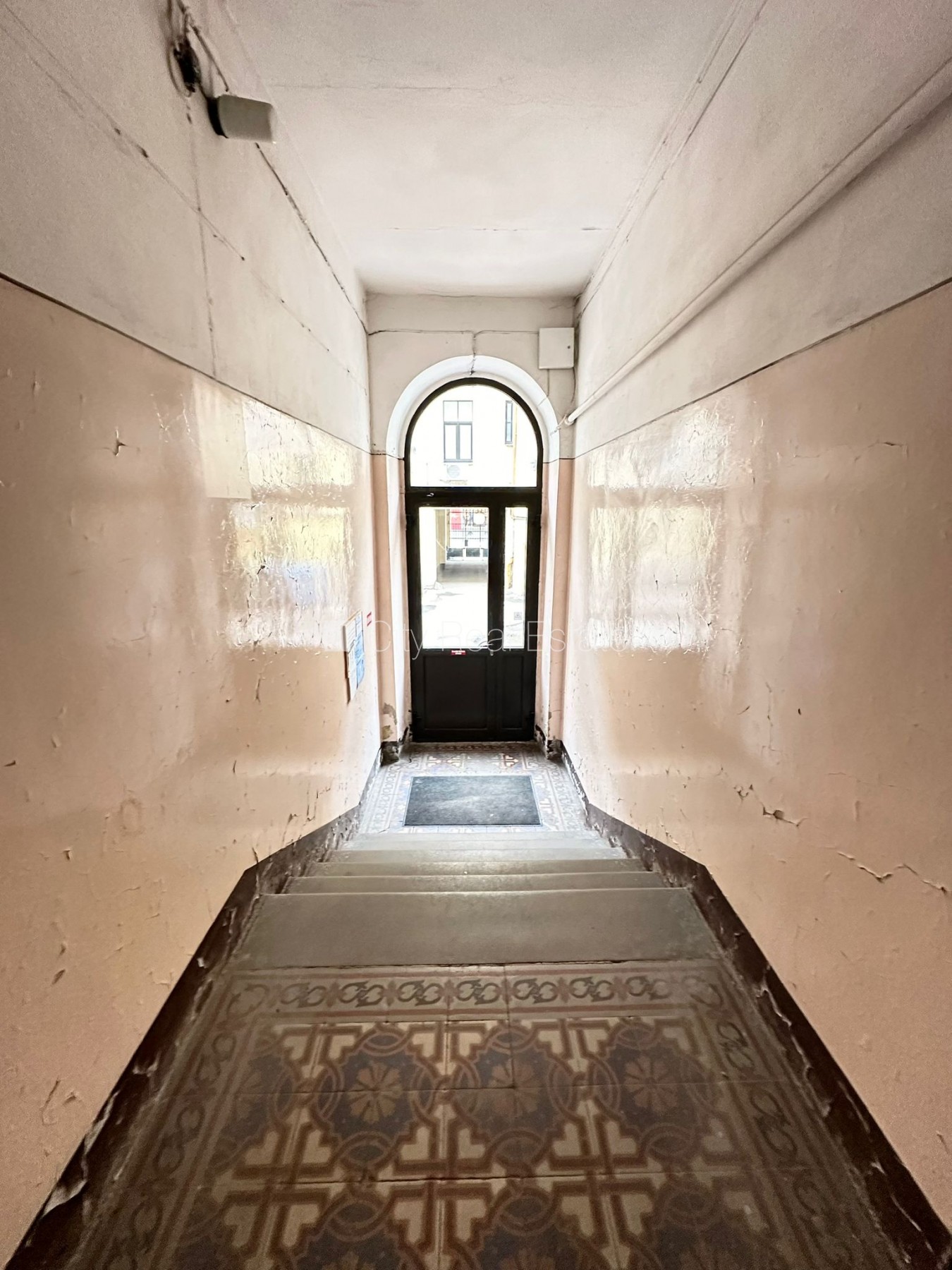 Sludinājumi. Pagalma ēka, labiekārtota apzaļumota teritorija, slēgts pagalms, teritorijas iebrauktuves vārti Cena: 500 EUR/mēn Foto #10