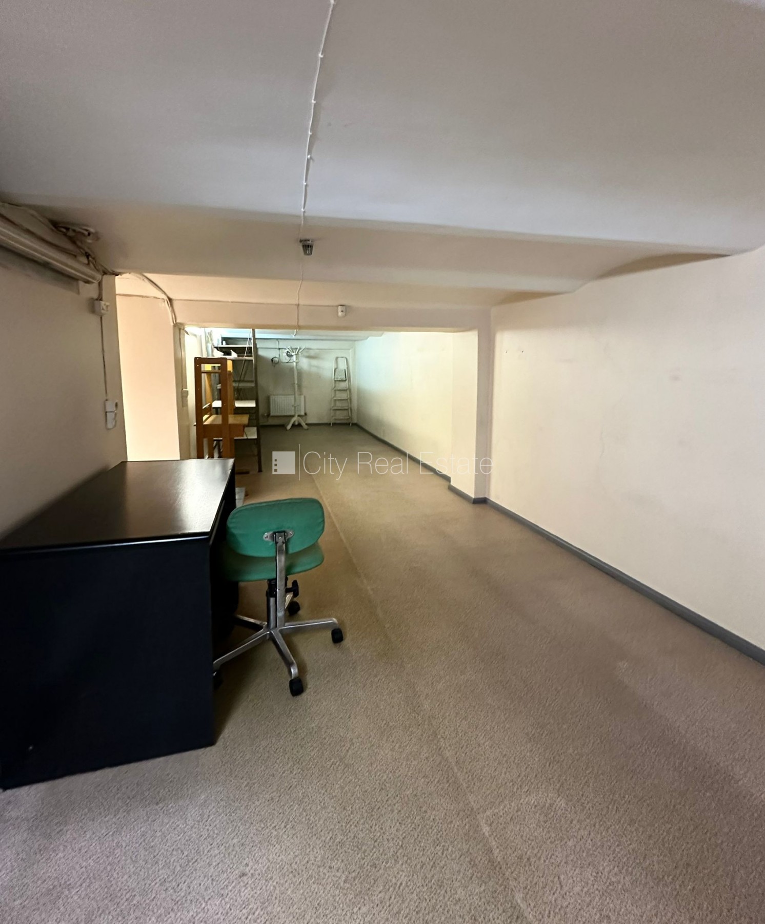 Sludinājumi. Pagalma ēka, labiekārtota apzaļumota teritorija, slēgts pagalms, teritorijas iebrauktuves vārti Cena: 500 EUR/mēn Foto #7