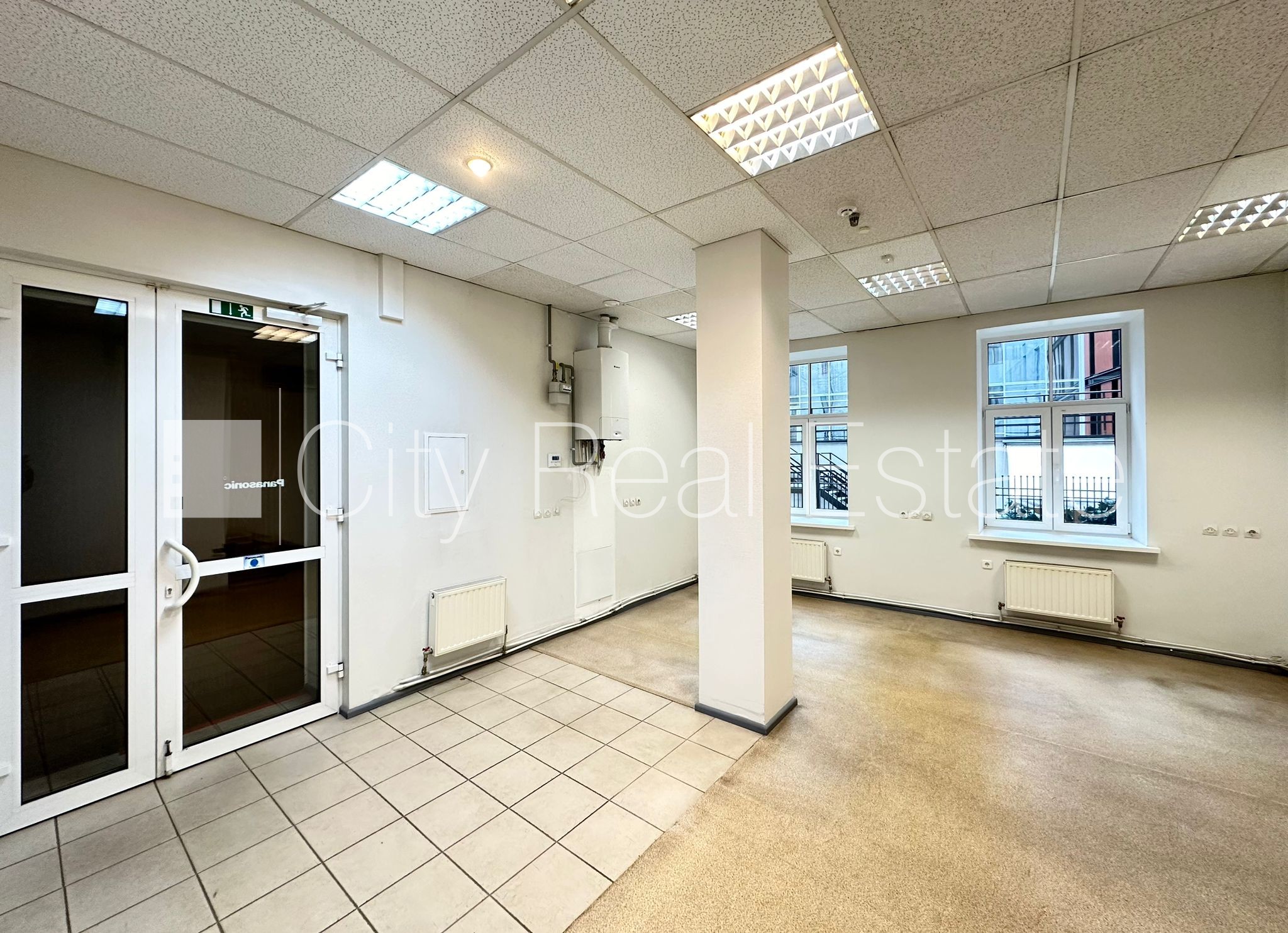 Sludinājumi. Pagalma ēka, labiekārtota apzaļumota teritorija, slēgts pagalms, teritorijas iebrauktuves vārti Cena: 500 EUR/mēn Foto #4