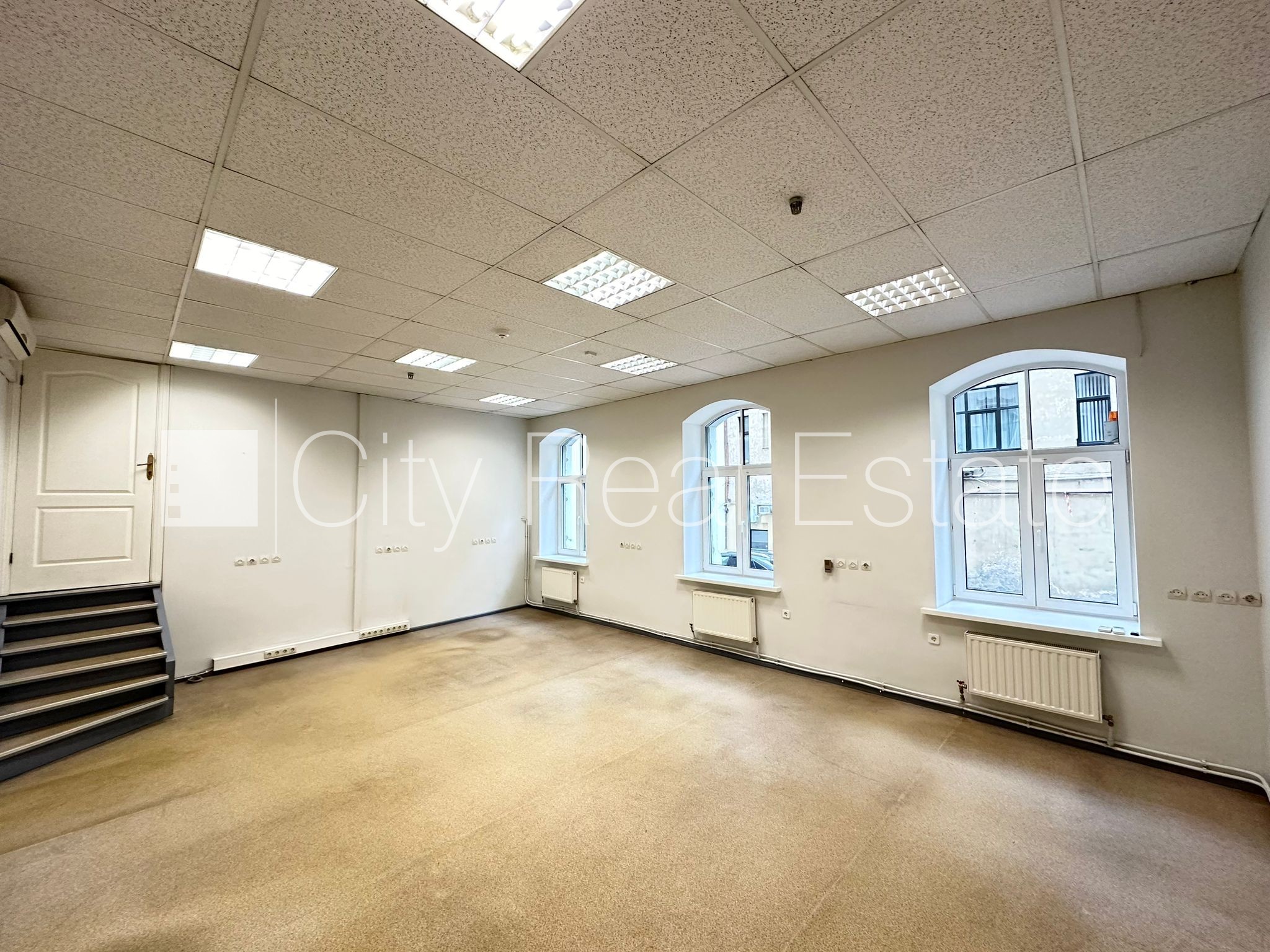 Sludinājumi. Pagalma ēka, labiekārtota apzaļumota teritorija, slēgts pagalms, teritorijas iebrauktuves vārti Cena: 500 EUR/mēn Foto #2