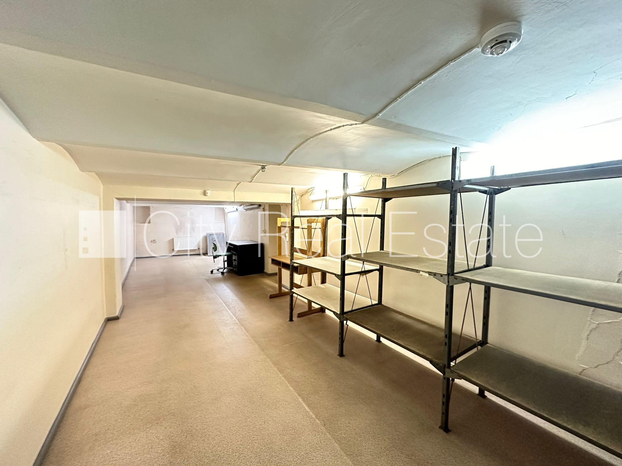 Sludinājumi. Pagalma ēka, labiekārtota apzaļumota teritorija, slēgts pagalms, teritorijas iebrauktuves vārti Cena: 500 EUR/mēn Foto #8