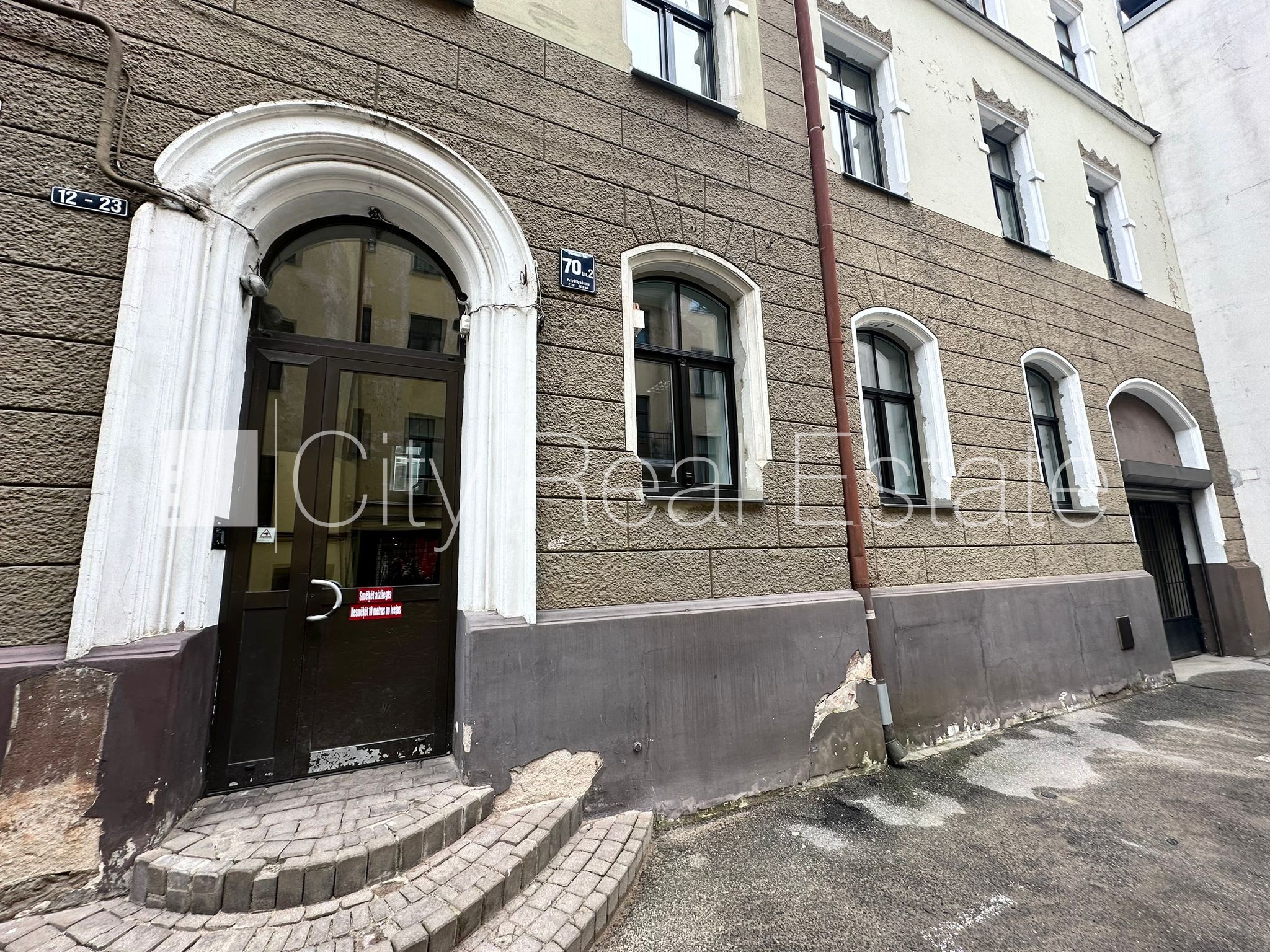 Sludinājumi. Pagalma ēka, labiekārtota apzaļumota teritorija, slēgts pagalms, teritorijas iebrauktuves vārti Cena: 500 EUR/mēn Foto #11