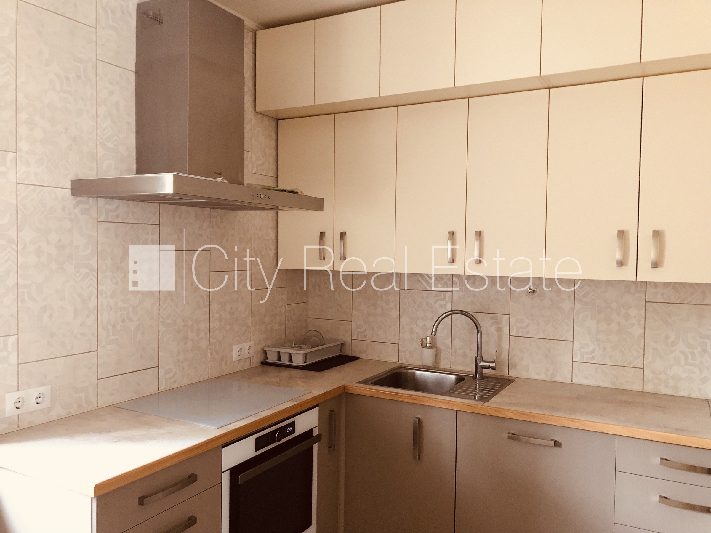 Sludinājumi. Privātmāja, labiekārtots apzaļumots pagalms, bruģēts piebraucamais ceļš, iežogota teritorija, Cena: 1600 EUR/mēn Foto #2