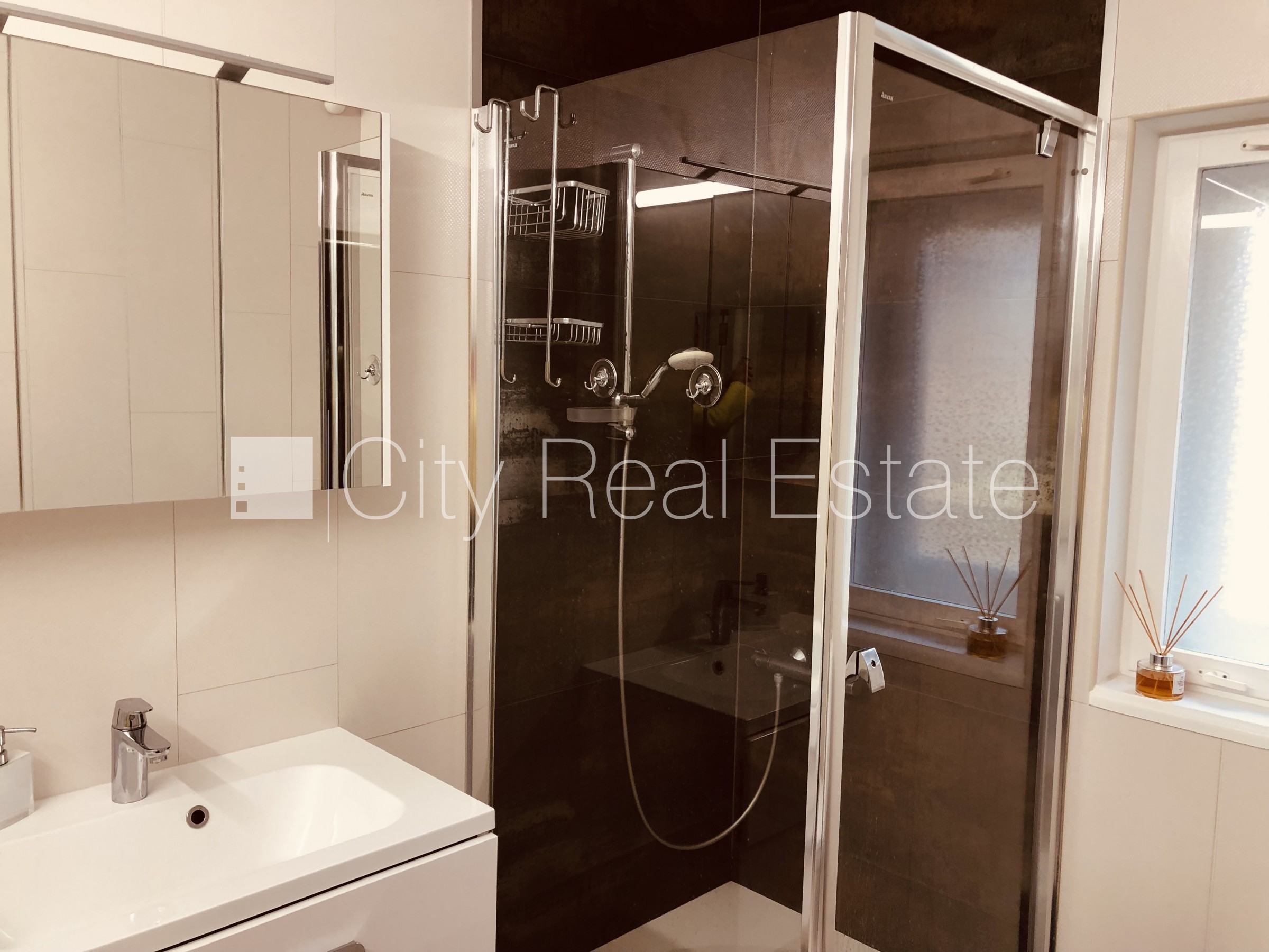 Sludinājumi. Privātmāja, labiekārtots apzaļumots pagalms, bruģēts piebraucamais ceļš, iežogota teritorija, Cena: 1600 EUR/mēn Foto #8