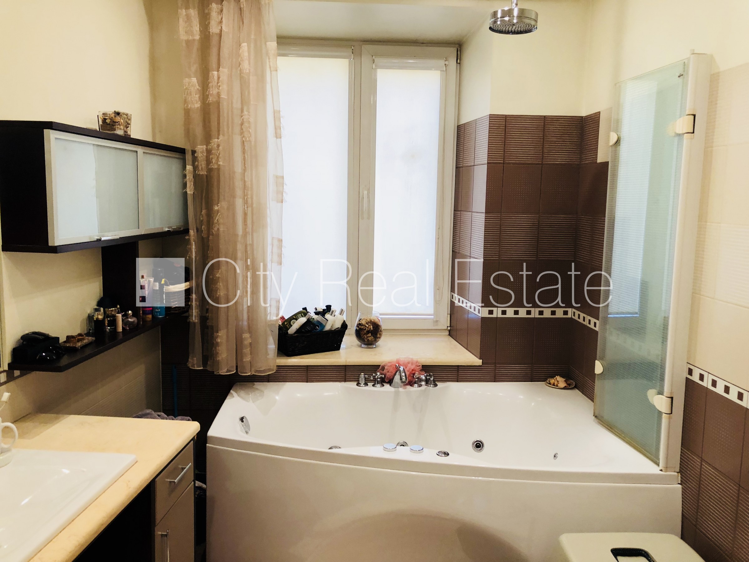 Sludinājumi. Privātmāja, labiekārtots apzaļumots pagalms, bruģēts piebraucamais ceļš, iežogota teritorija, Cena: 1600 EUR/mēn Foto #6