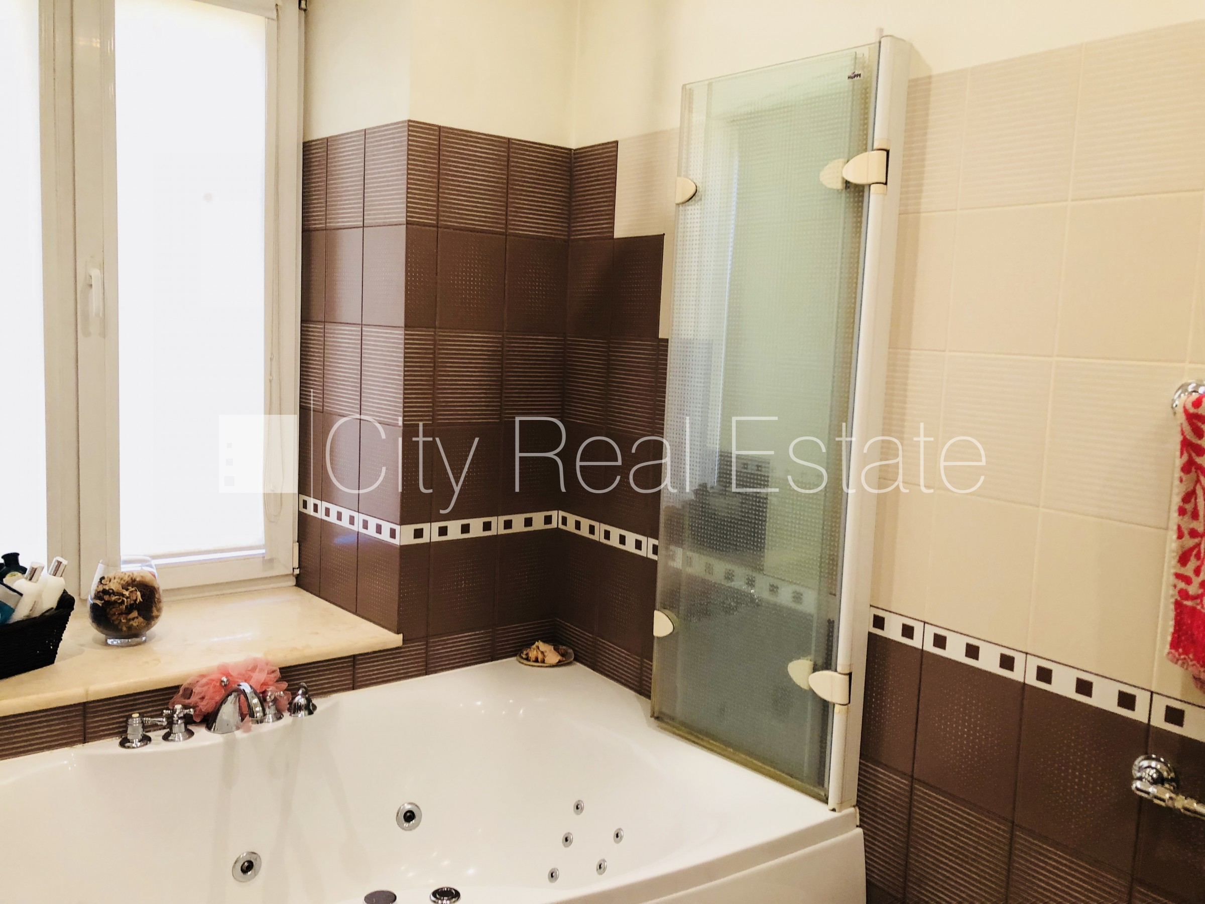 Sludinājumi. Privātmāja, labiekārtots apzaļumots pagalms, bruģēts piebraucamais ceļš, iežogota teritorija, Cena: 1600 EUR/mēn Foto #7