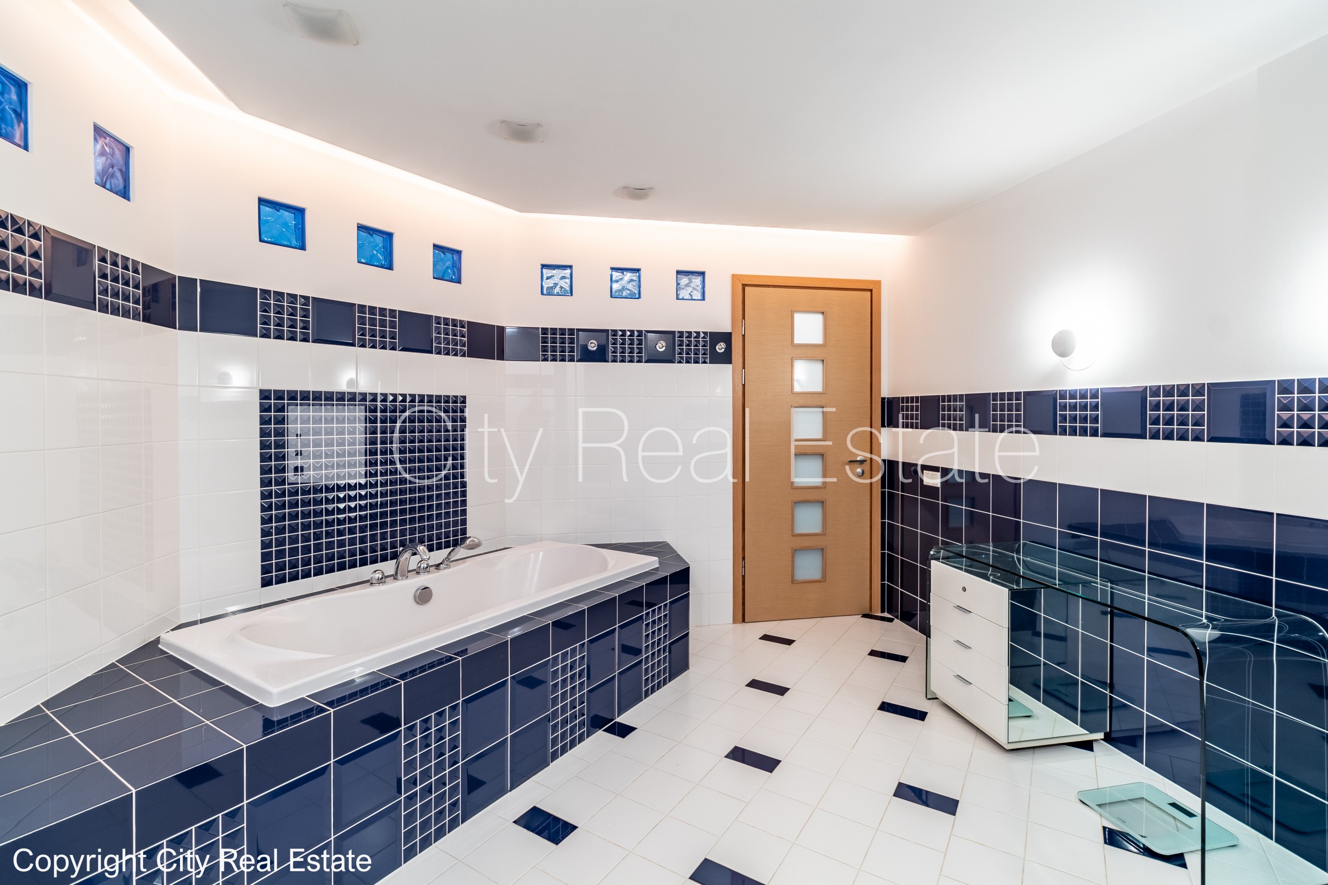 Sludinājumi. Renovēta māja, labiekārtota apzaļumota teritorija, slēgta teritorija, teritorijas iebrauktuves Cena: 365000 EUR Foto #21