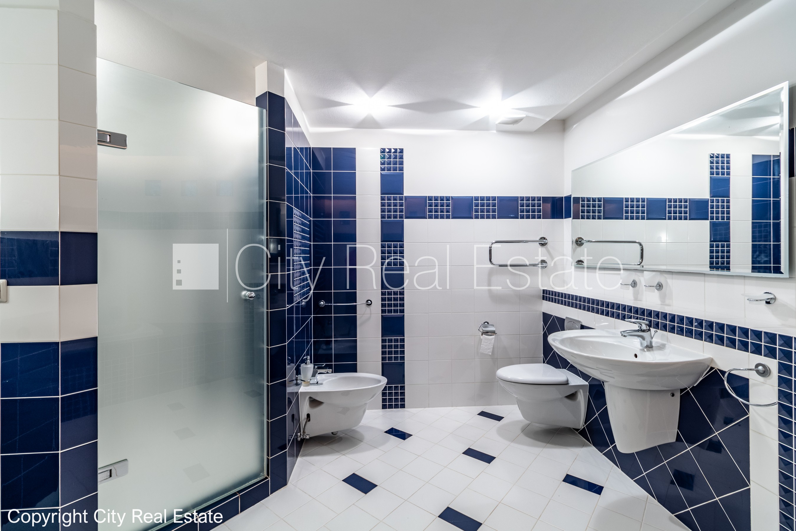 Sludinājumi. Renovēta māja, labiekārtota apzaļumota teritorija, slēgta teritorija, teritorijas iebrauktuves Cena: 365000 EUR Foto #20