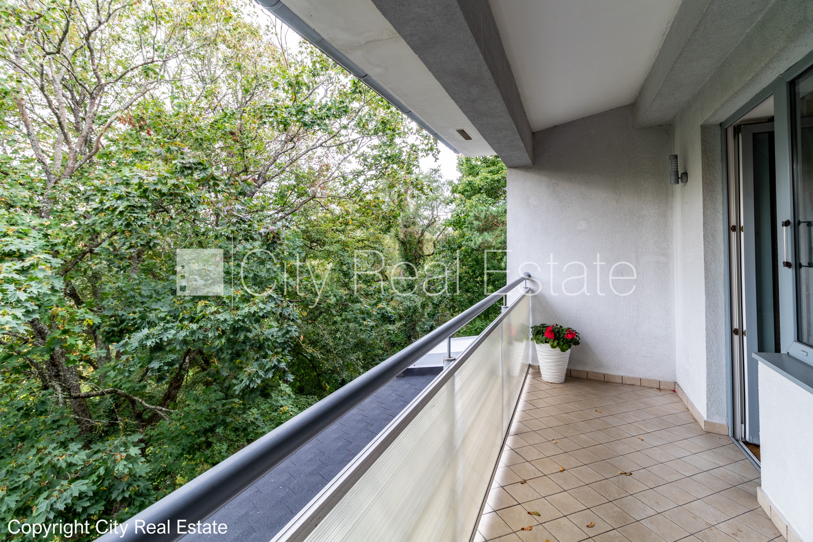 Sludinājumi. Renovēta māja, labiekārtota apzaļumota teritorija, slēgta teritorija, teritorijas iebrauktuves Cena: 365000 EUR Foto #12