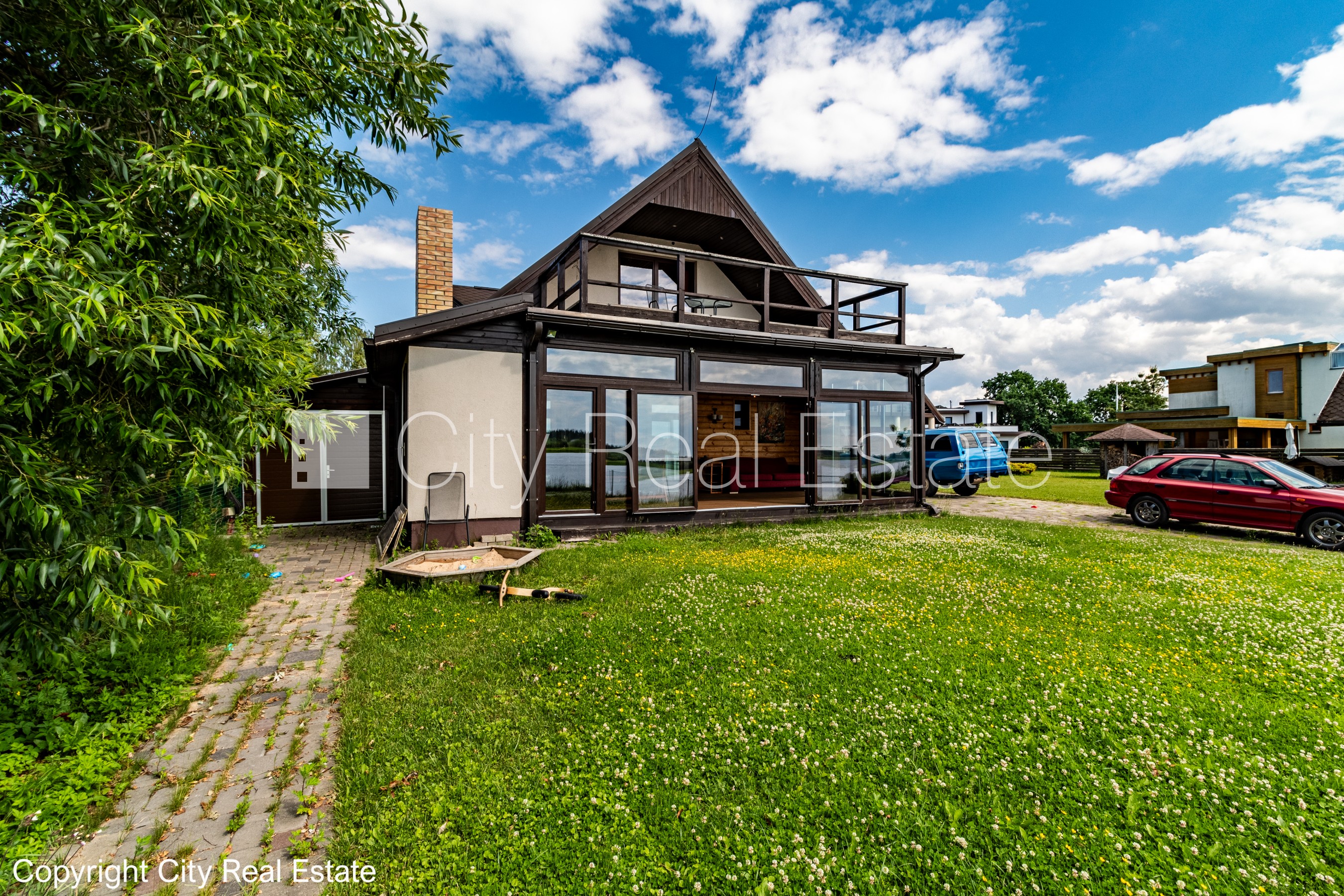 Sludinājumi. Privātmāja, labiekārtota apzaļumota teritorija, iežogota teritorija, teritorijas iebrauktuves vārti Cena: 1500 EUR/mēn Foto #1