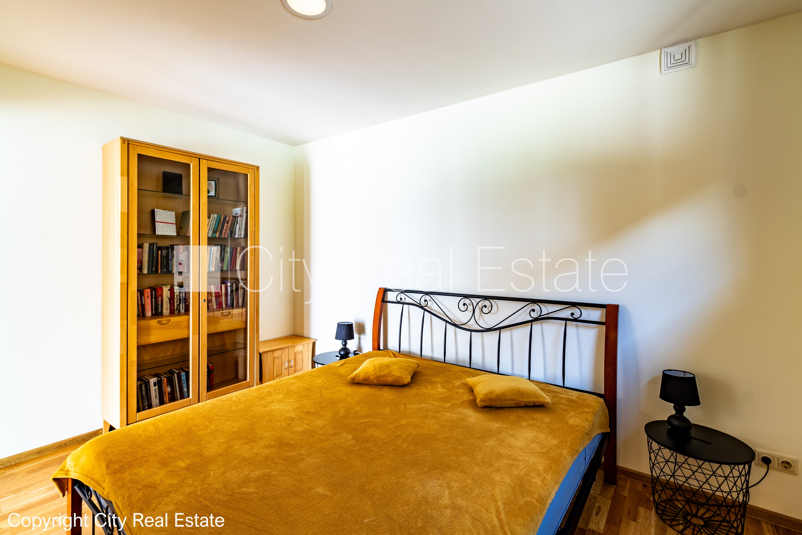 Sludinājumi. Privātmāja, labiekārtota apzaļumota teritorija, iežogota teritorija, teritorijas iebrauktuves vārti Cena: 1500 EUR/mēn Foto #9