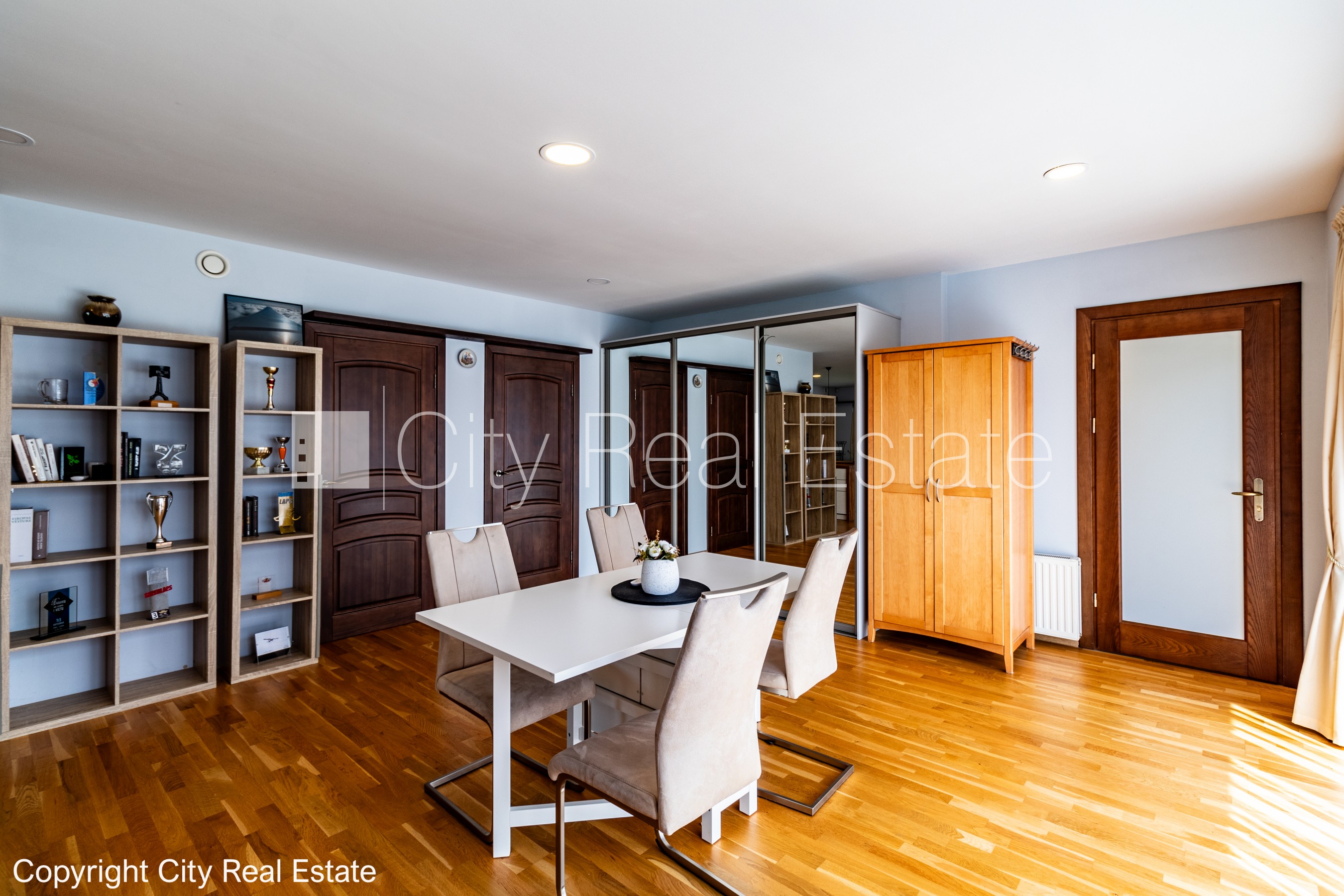 Sludinājumi. Privātmāja, labiekārtota apzaļumota teritorija, iežogota teritorija, teritorijas iebrauktuves vārti Cena: 1500 EUR/mēn Foto #6