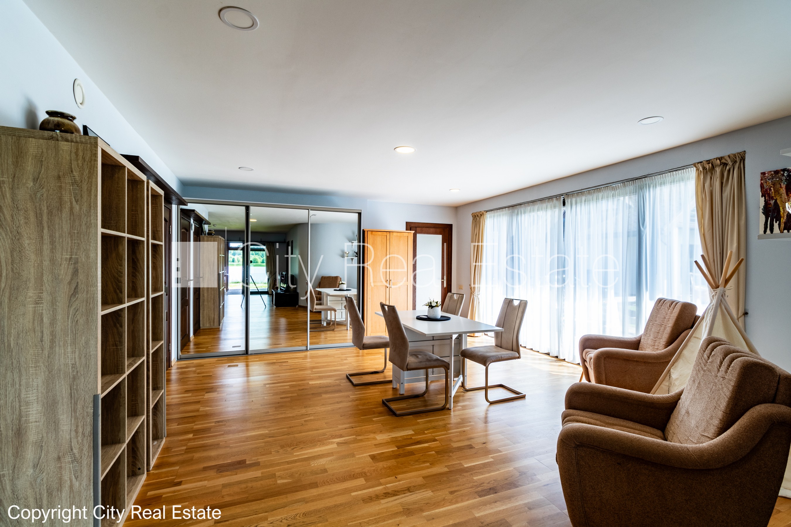 Sludinājumi. Privātmāja, labiekārtota apzaļumota teritorija, iežogota teritorija, teritorijas iebrauktuves vārti Cena: 1500 EUR/mēn Foto #7