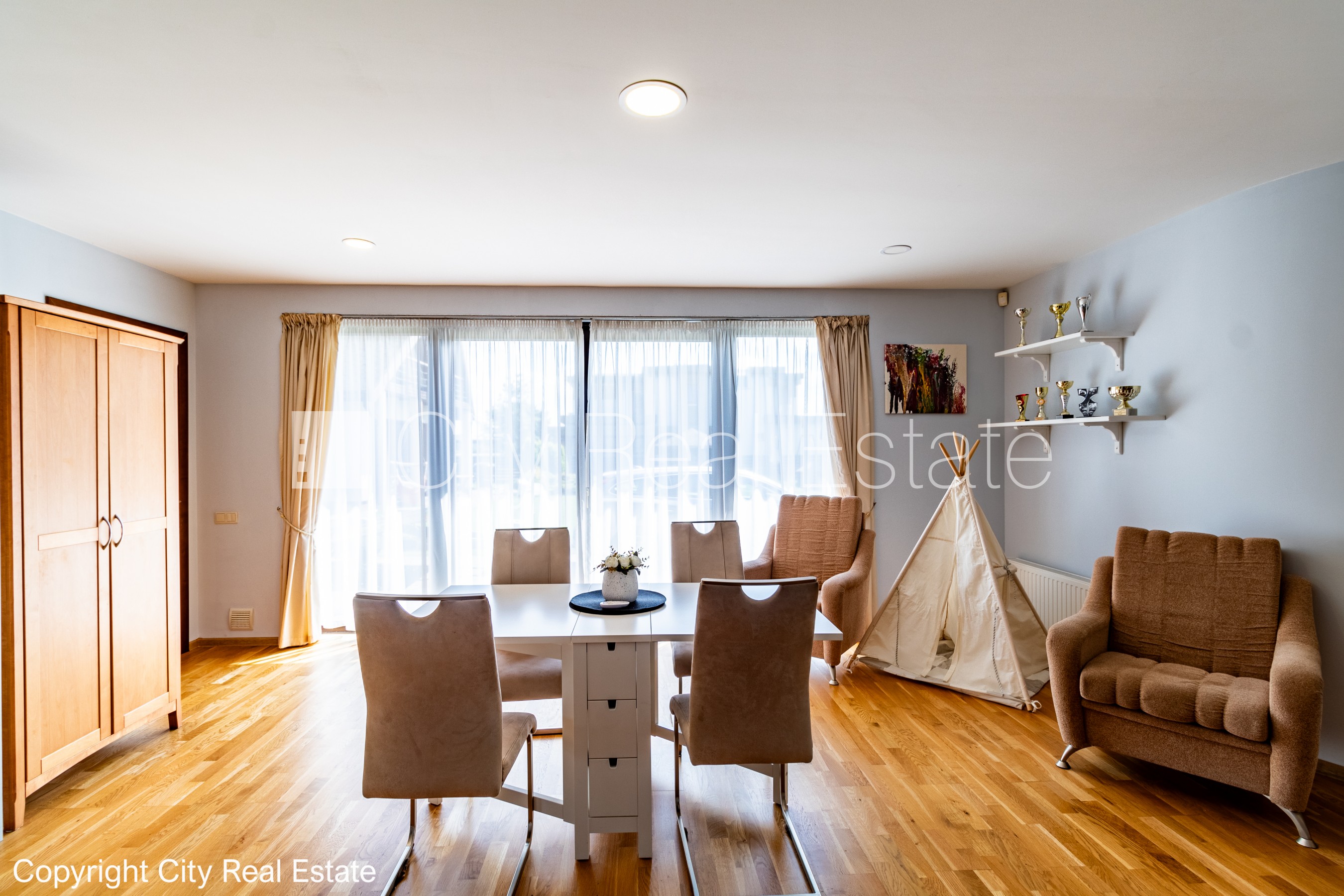 Sludinājumi. Privātmāja, labiekārtota apzaļumota teritorija, iežogota teritorija, teritorijas iebrauktuves vārti Cena: 1500 EUR/mēn Foto #5