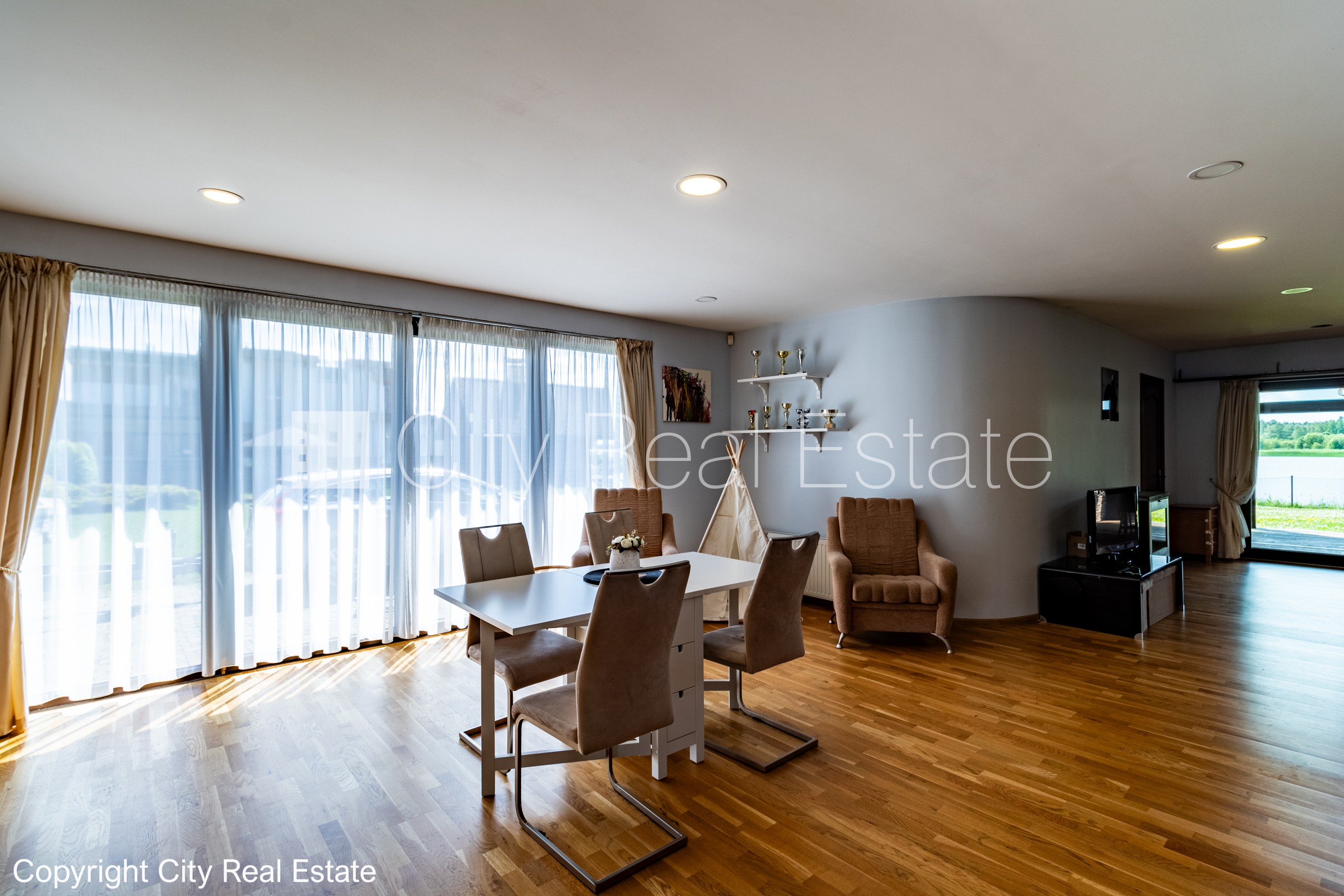 Sludinājumi. Privātmāja, labiekārtota apzaļumota teritorija, iežogota teritorija, teritorijas iebrauktuves vārti Cena: 1500 EUR/mēn Foto #4