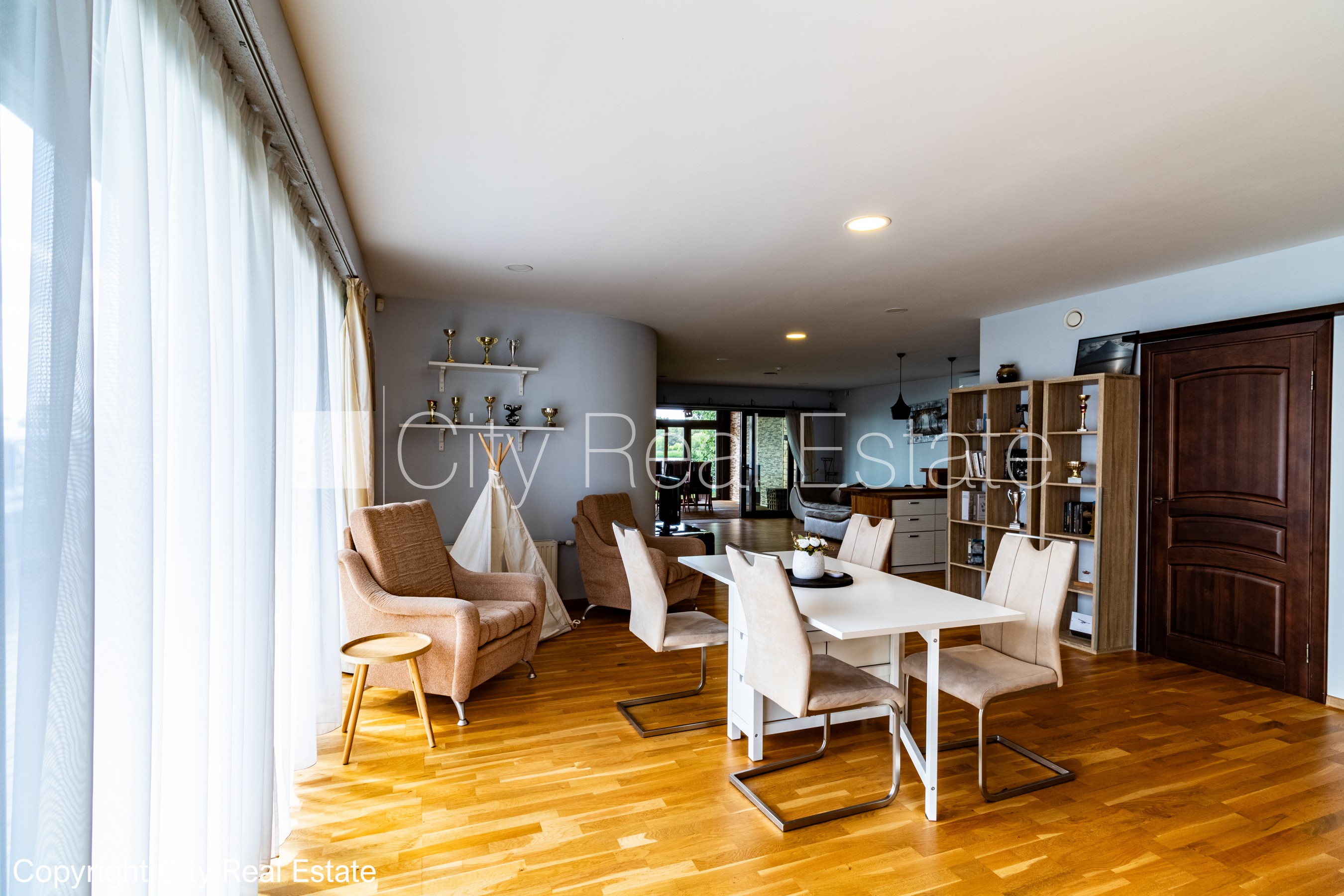 Sludinājumi. Privātmāja, labiekārtota apzaļumota teritorija, iežogota teritorija, teritorijas iebrauktuves vārti Cena: 1500 EUR/mēn Foto #3