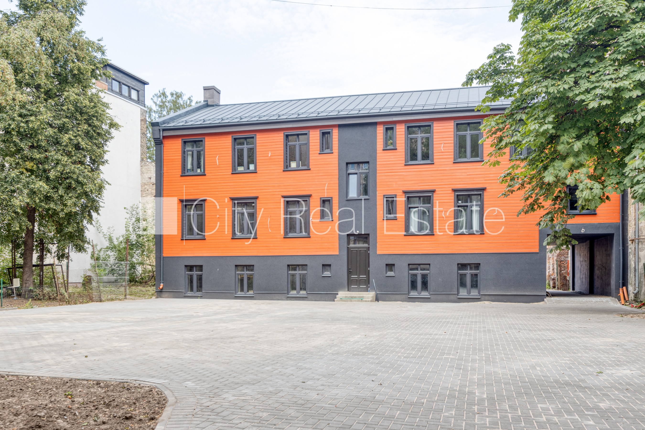 Sludinājumi. Fasādes māja, renovēta māja, energo efektīva māja, labiekārtota apzaļumota teritorija, slēgta Cena: 109480 EUR Foto #1