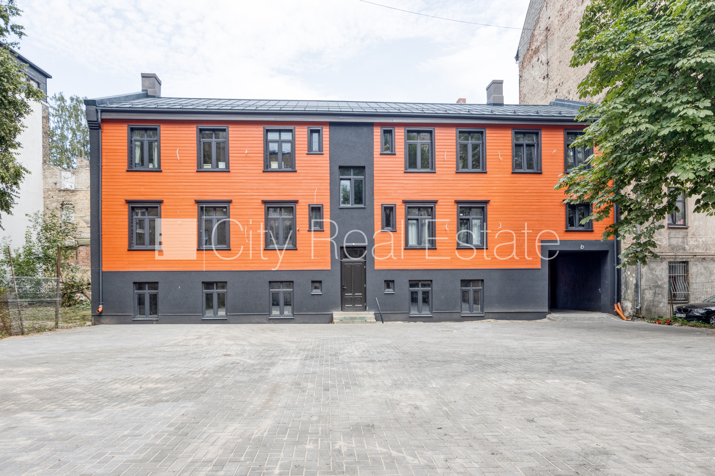 Sludinājumi. Fasādes māja, renovēta māja, energo efektīva māja, labiekārtota apzaļumota teritorija, slēgta Cena: 109480 EUR Foto #2