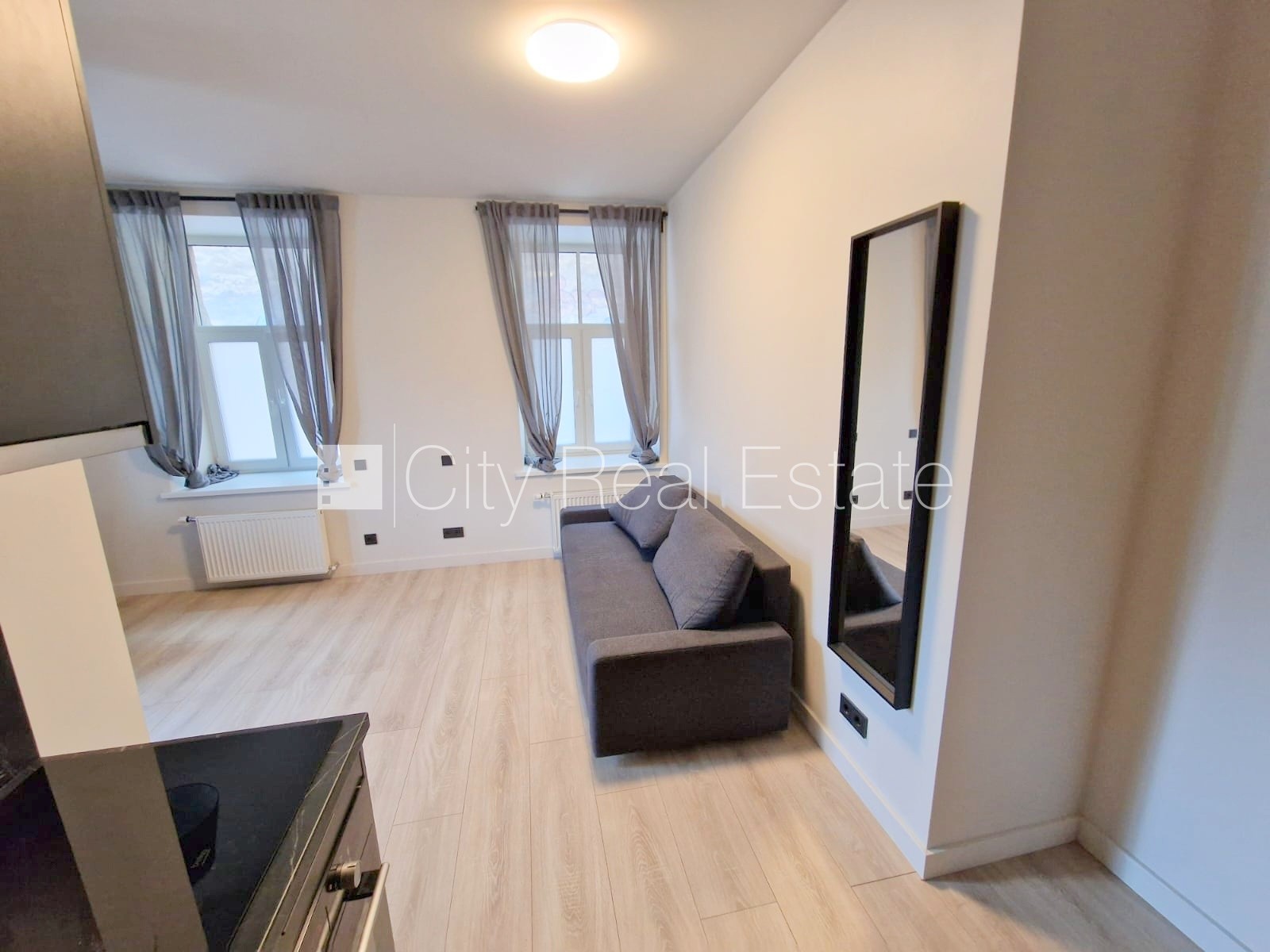 Объявление. Здание во дворе, реновированный дом, закрытый двор, вход с улицы и со двора, лестничная клетка Цена: 380 EUR/мес. Foto #3