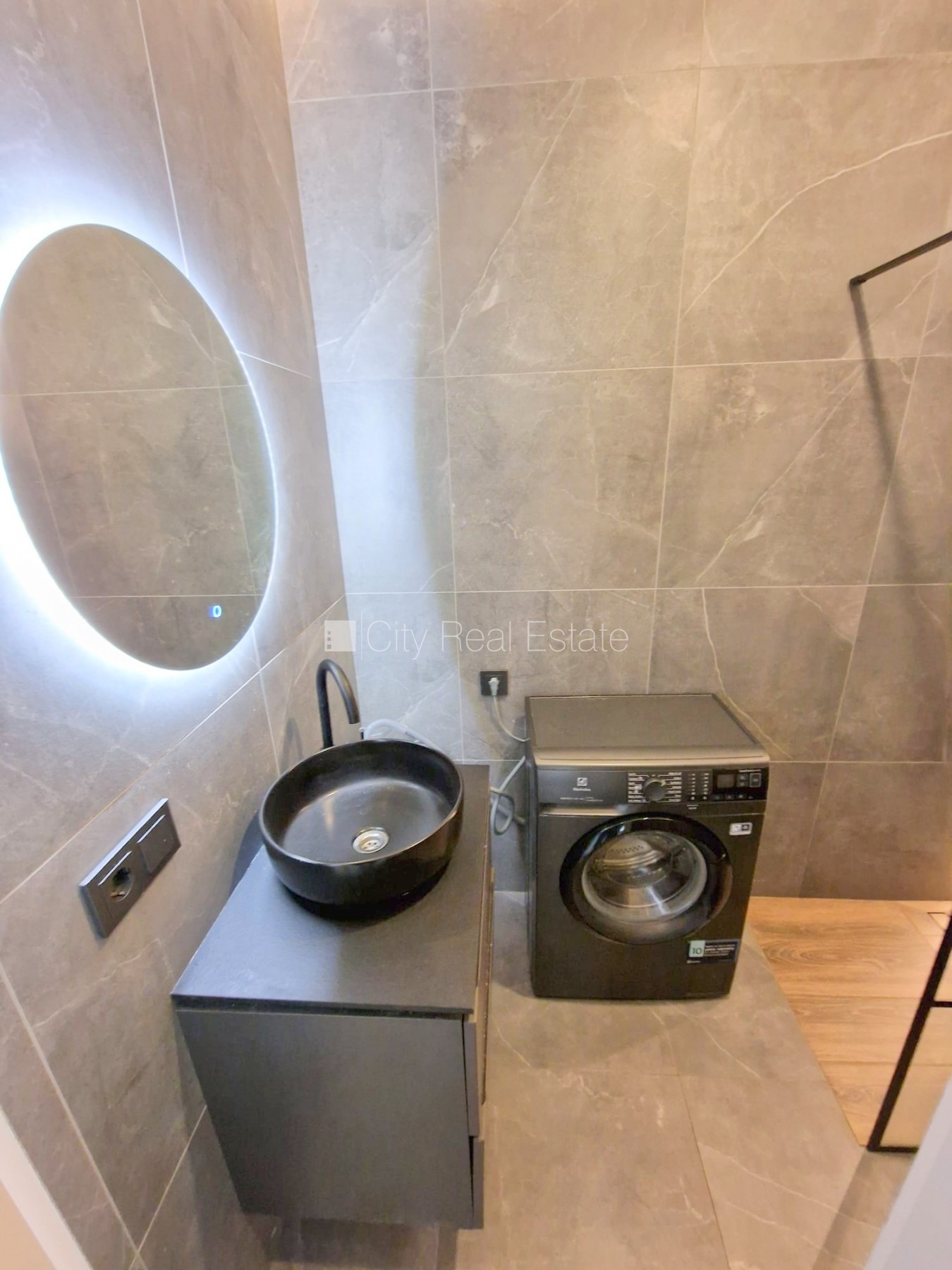 Объявление. Здание во дворе, реновированный дом, закрытый двор, вход с улицы и со двора, лестничная клетка Цена: 380 EUR/мес. Foto #10