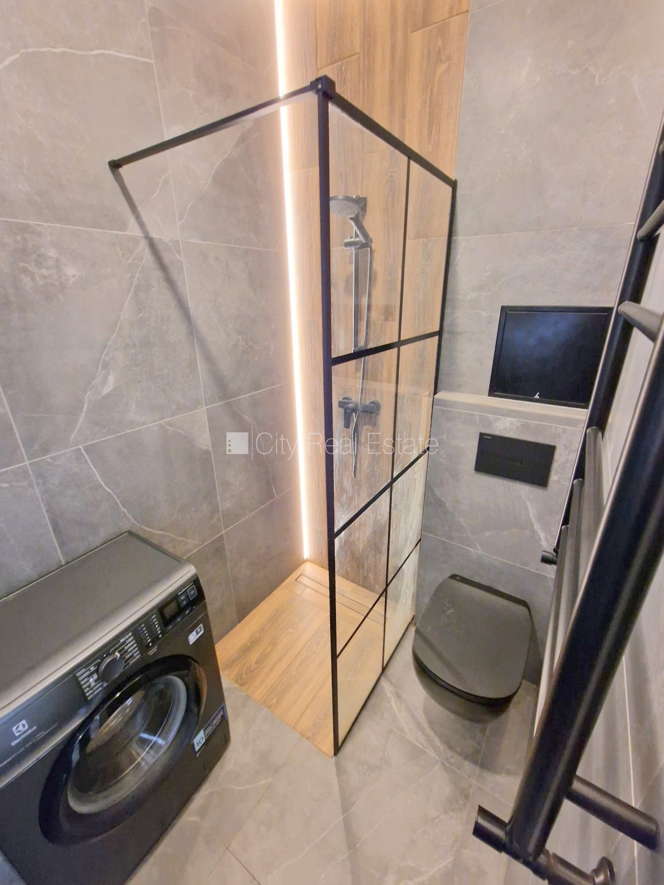 Объявление. Здание во дворе, реновированный дом, закрытый двор, вход с улицы и со двора, лестничная клетка Цена: 380 EUR/мес. Foto #11