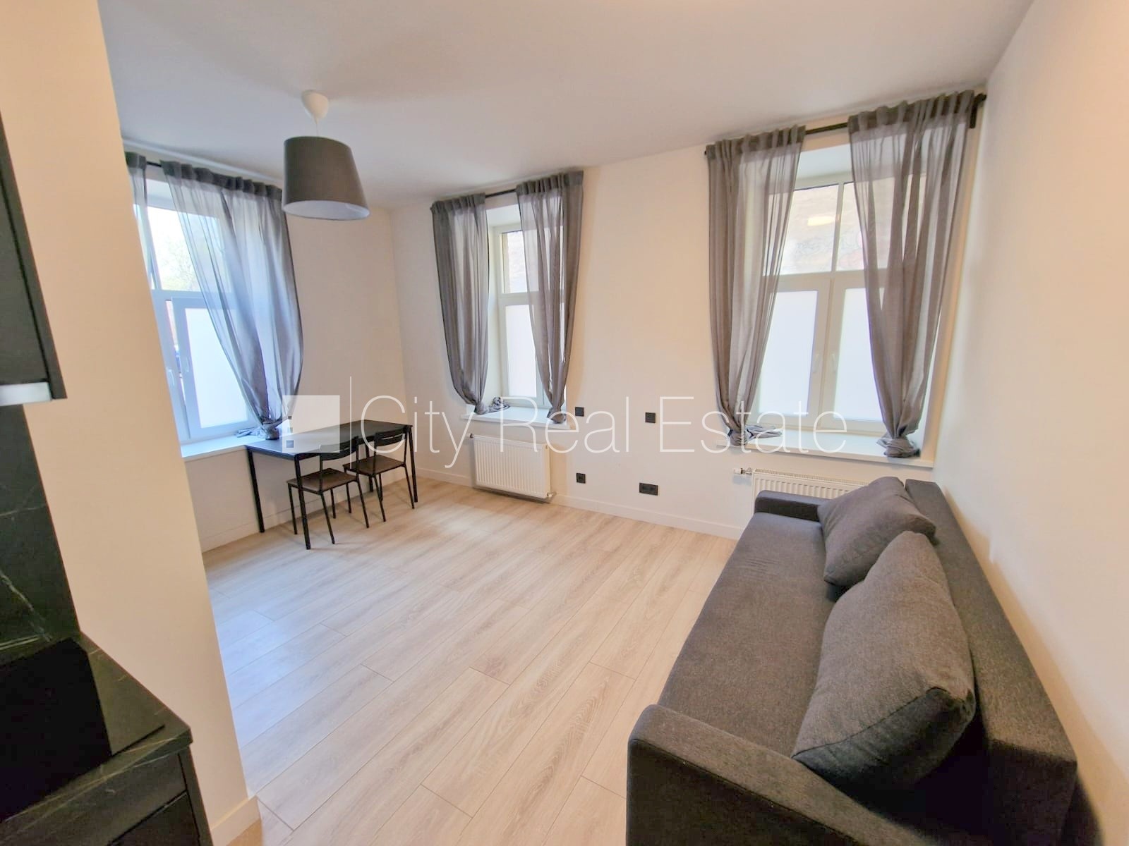 Объявление. Здание во дворе, реновированный дом, закрытый двор, вход с улицы и со двора, лестничная клетка Цена: 380 EUR/мес. Foto #1