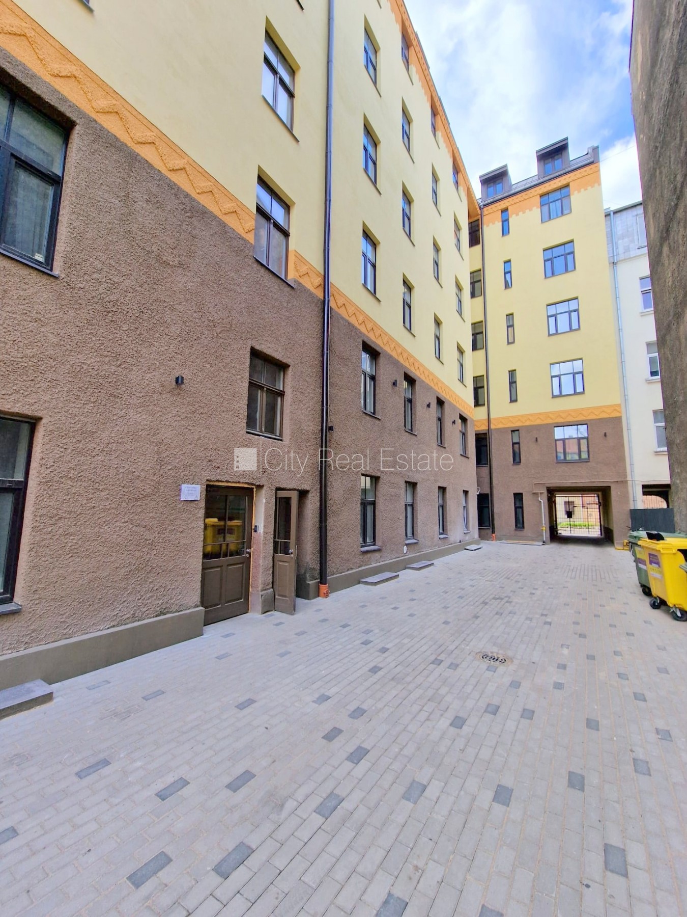 Объявление. Здание во дворе, реновированный дом, закрытый двор, вход с улицы и со двора, лестничная клетка Цена: 380 EUR/мес. Foto #15