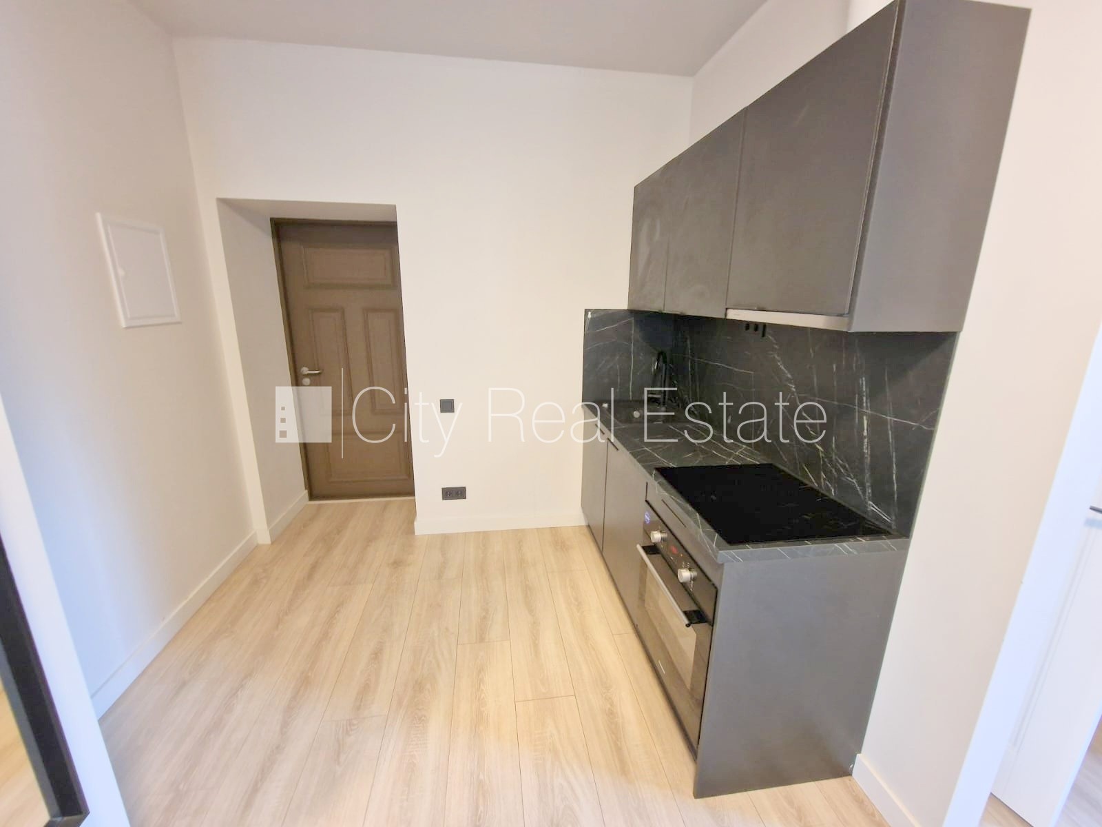 Объявление. Здание во дворе, реновированный дом, закрытый двор, вход с улицы и со двора, лестничная клетка Цена: 380 EUR/мес. Foto #13