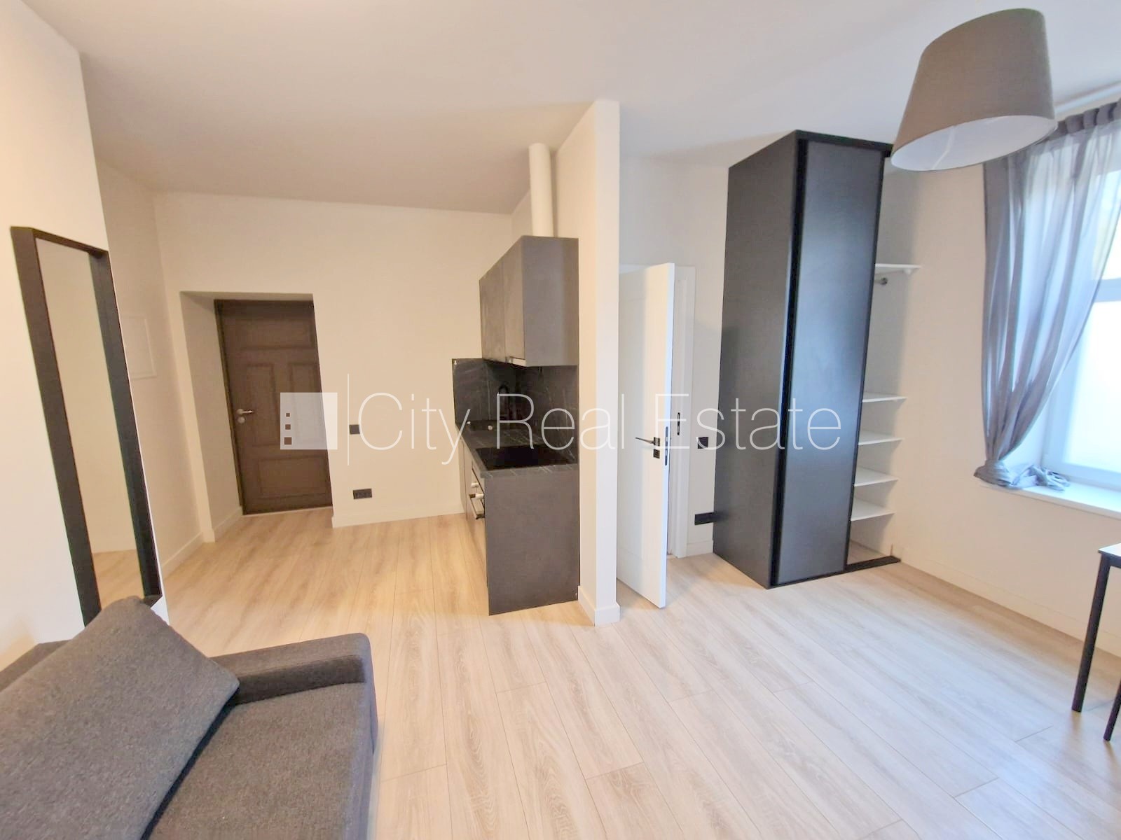 Объявление. Здание во дворе, реновированный дом, закрытый двор, вход с улицы и со двора, лестничная клетка Цена: 380 EUR/мес. Foto #4