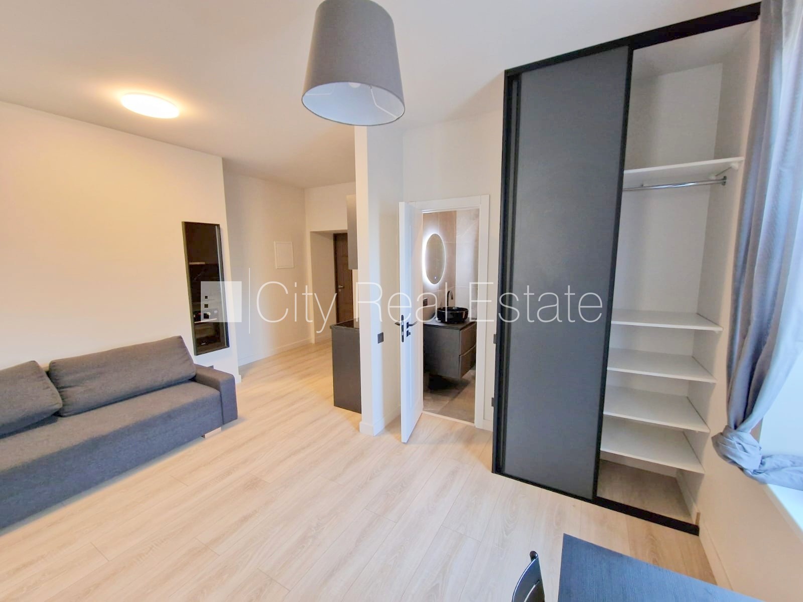 Объявление. Здание во дворе, реновированный дом, закрытый двор, вход с улицы и со двора, лестничная клетка Цена: 380 EUR/мес. Foto #2