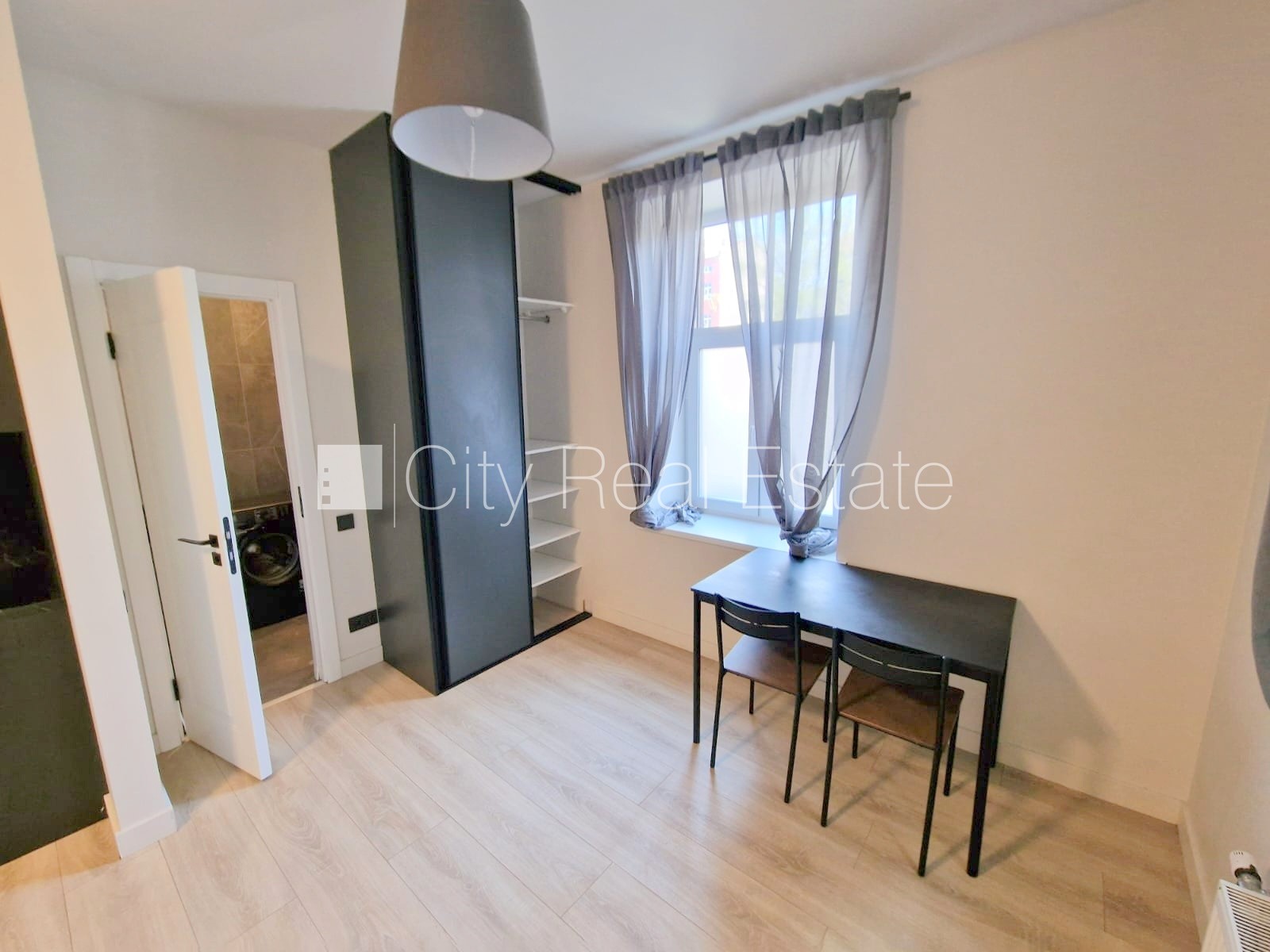 Объявление. Здание во дворе, реновированный дом, закрытый двор, вход с улицы и со двора, лестничная клетка Цена: 380 EUR/мес. Foto #5