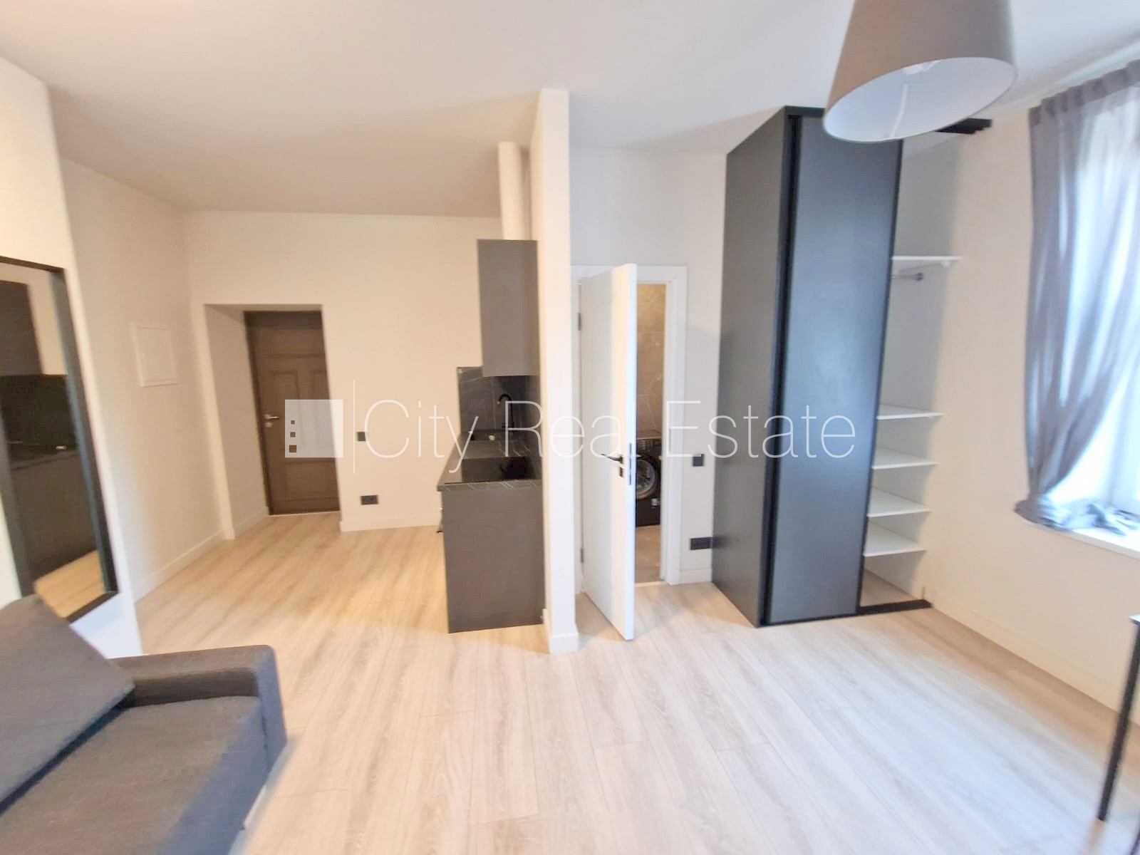 Объявление. Здание во дворе, реновированный дом, закрытый двор, вход с улицы и со двора, лестничная клетка Цена: 380 EUR/мес. Foto #12