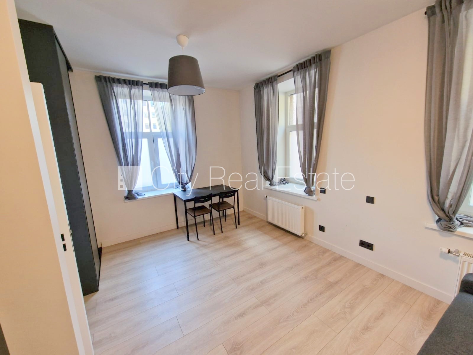 Объявление. Здание во дворе, реновированный дом, закрытый двор, вход с улицы и со двора, лестничная клетка Цена: 380 EUR/мес. Foto #8