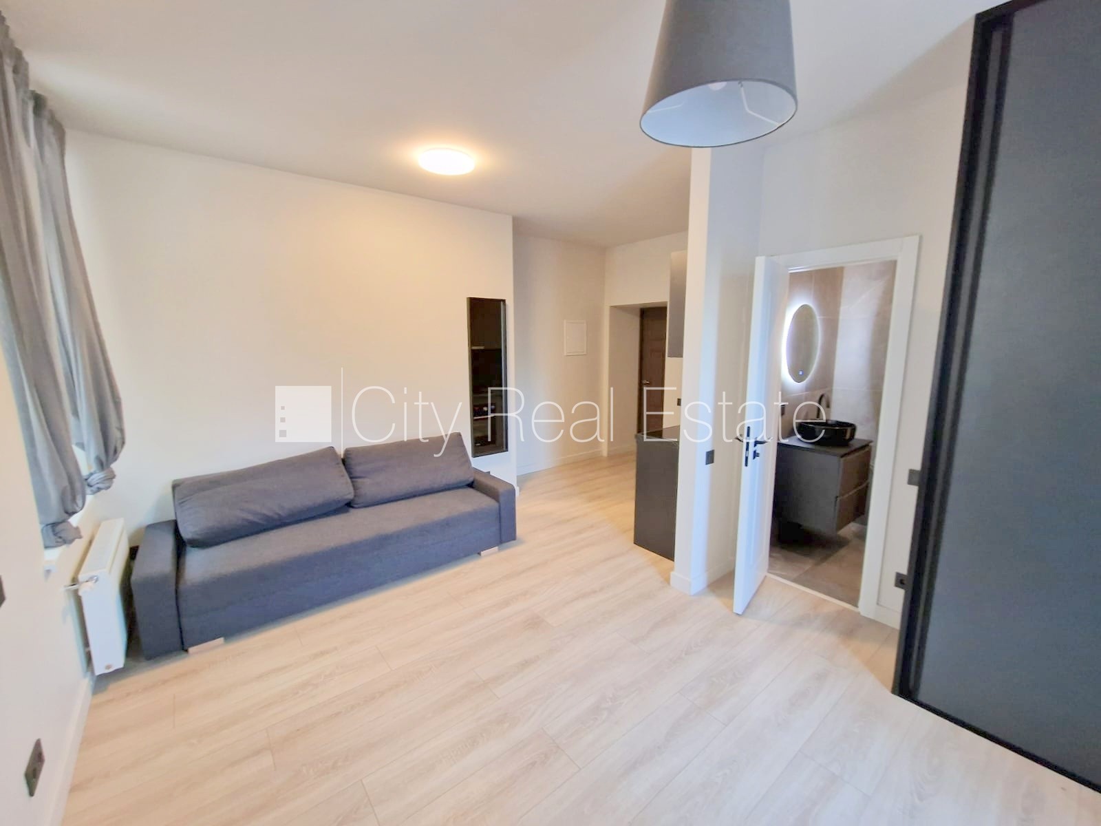 Объявление. Здание во дворе, реновированный дом, закрытый двор, вход с улицы и со двора, лестничная клетка Цена: 380 EUR/мес. Foto #7