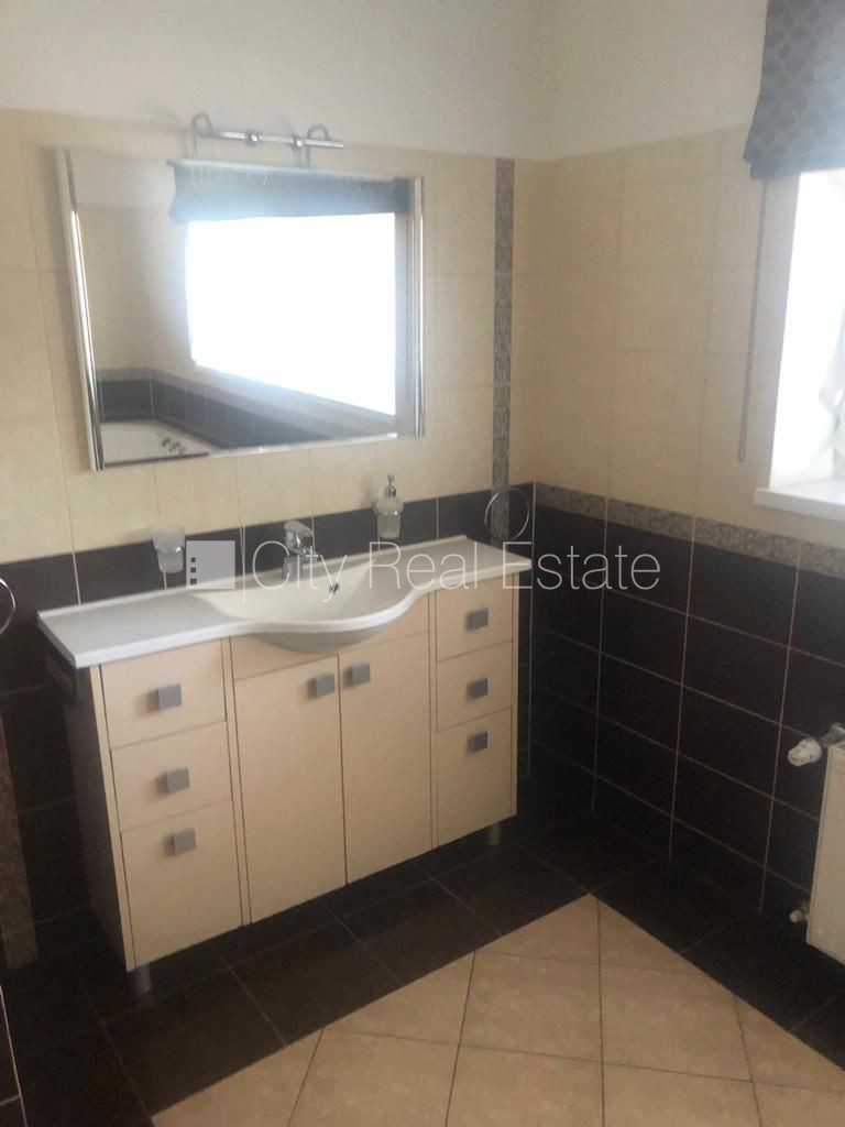 Sludinājumi. Rindu māja, labiekārtots apzaļumots pagalms, slēgta teritorija, teritorijas iebrauktuves vārti Cena: 240000 EUR Foto #12