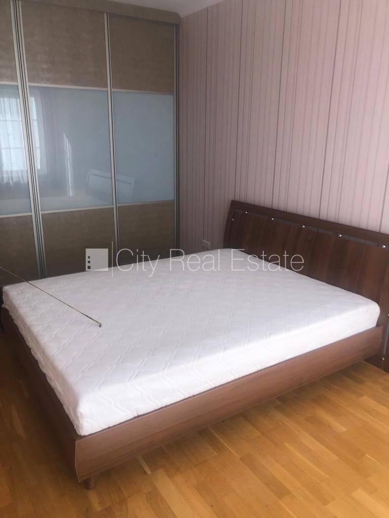 Sludinājumi. Rindu māja, labiekārtots apzaļumots pagalms, slēgta teritorija, teritorijas iebrauktuves vārti Cena: 240000 EUR Foto #11