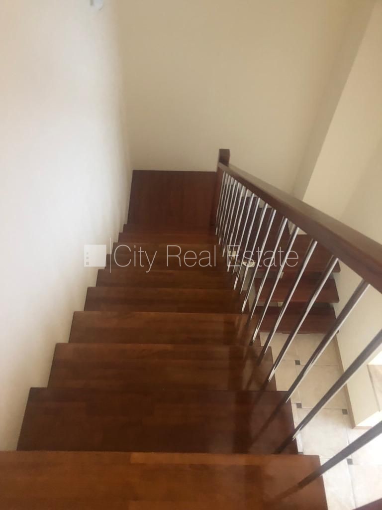 Sludinājumi. Rindu māja, labiekārtots apzaļumots pagalms, slēgta teritorija, teritorijas iebrauktuves vārti Cena: 240000 EUR Foto #7