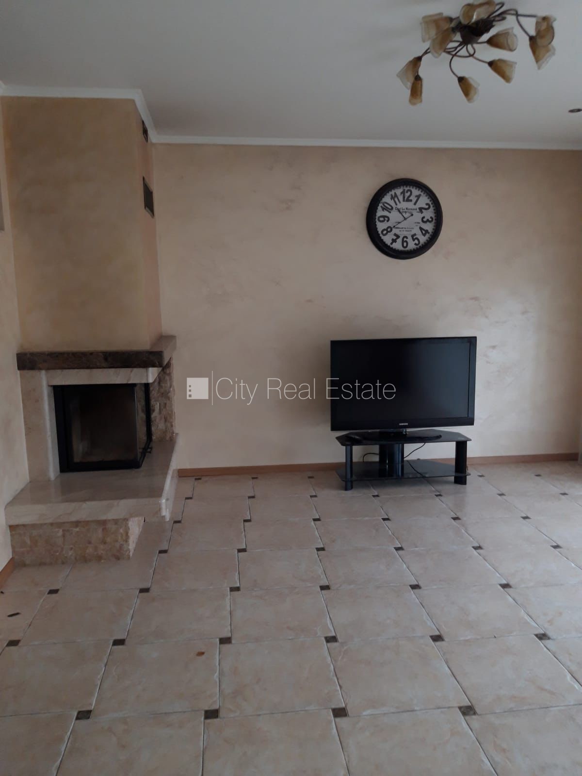 Sludinājumi. Rindu māja, labiekārtots apzaļumots pagalms, slēgta teritorija, teritorijas iebrauktuves vārti Cena: 240000 EUR Foto #2